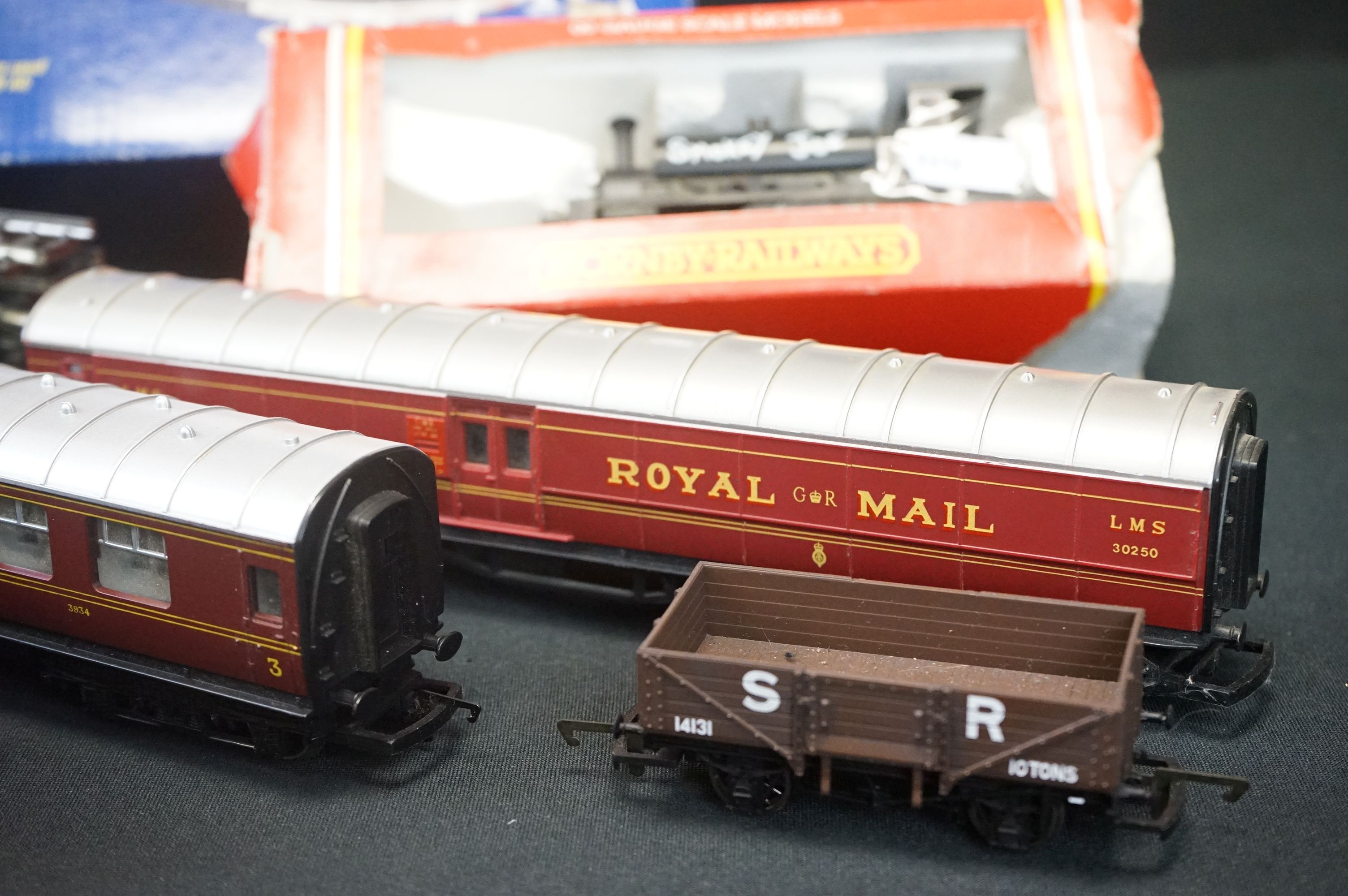 Group of OO gauge model railway to include boxed Hornby Smokey Joe locomotive (poor box), 8 x - Image 6 of 12