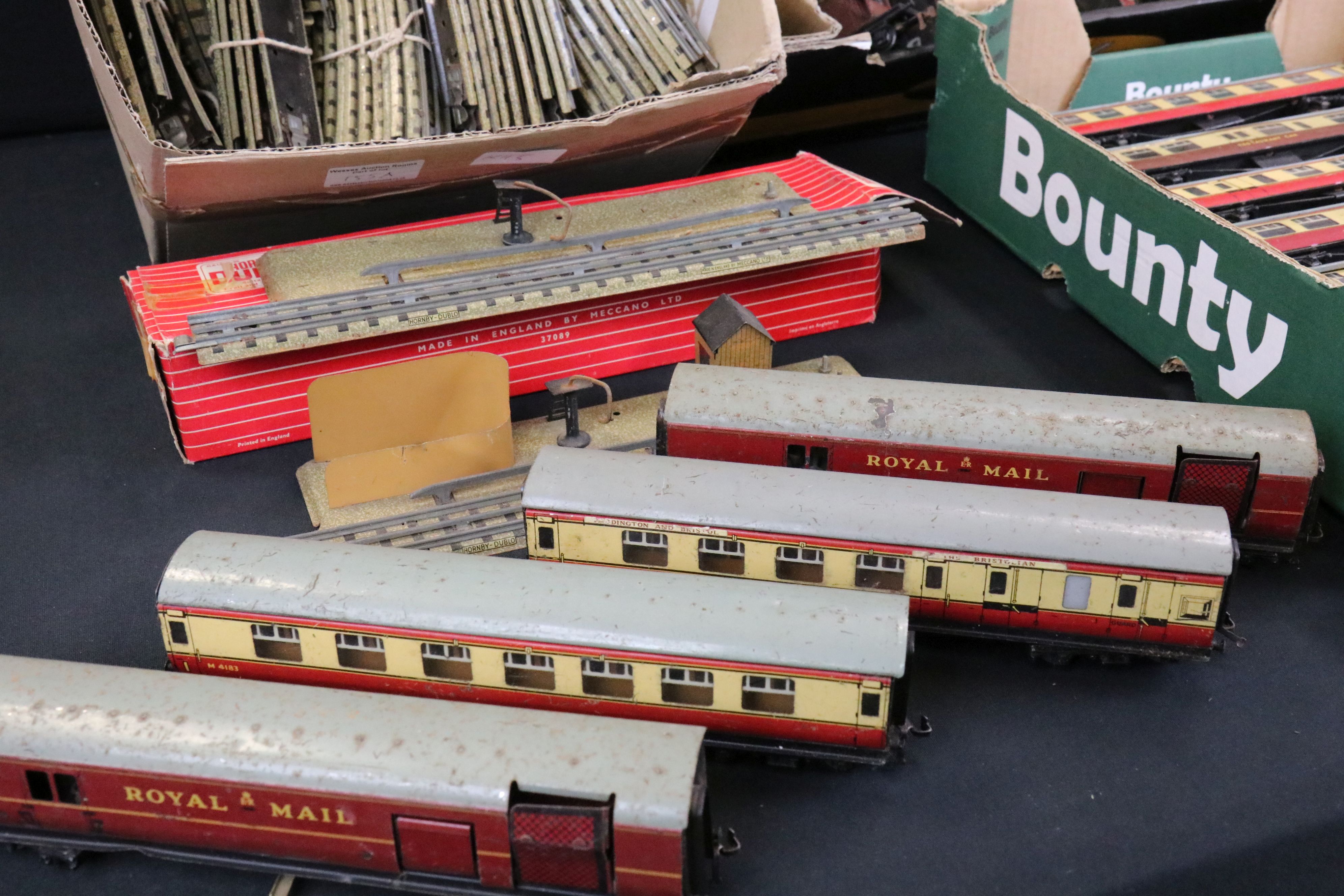 Large collection of Hornby Dublo & OO gauge model railway to include 5 x Dublo locomotives (D8000, - Image 2 of 8