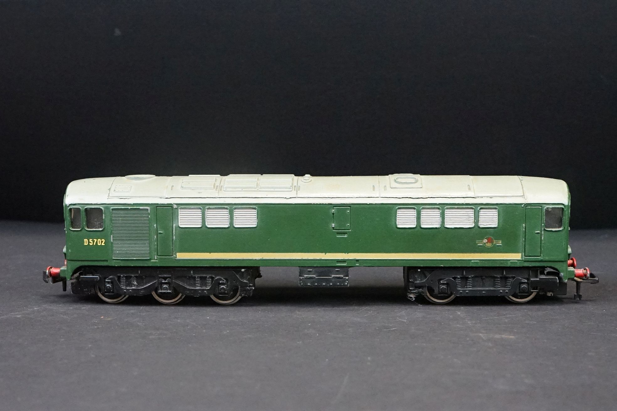 Two Hornby Dublo BR Diesel locomotives in green livery to include D5702 & 21380 - Image 5 of 9