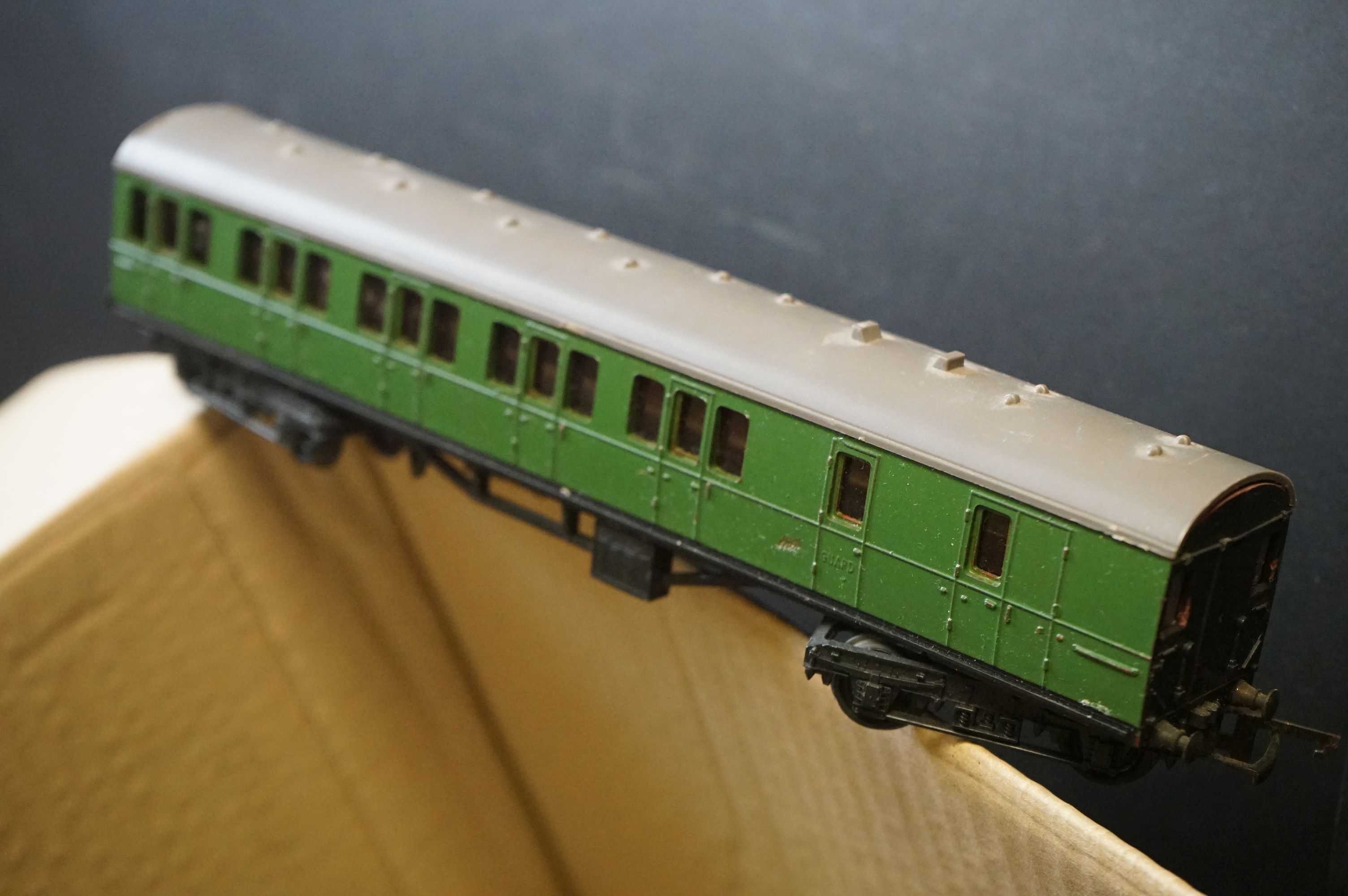 35 OO gauge items of rolling stock to include Hornby, Triang, Airfix, Grafar, Hornby Dublo etc - Image 2 of 15