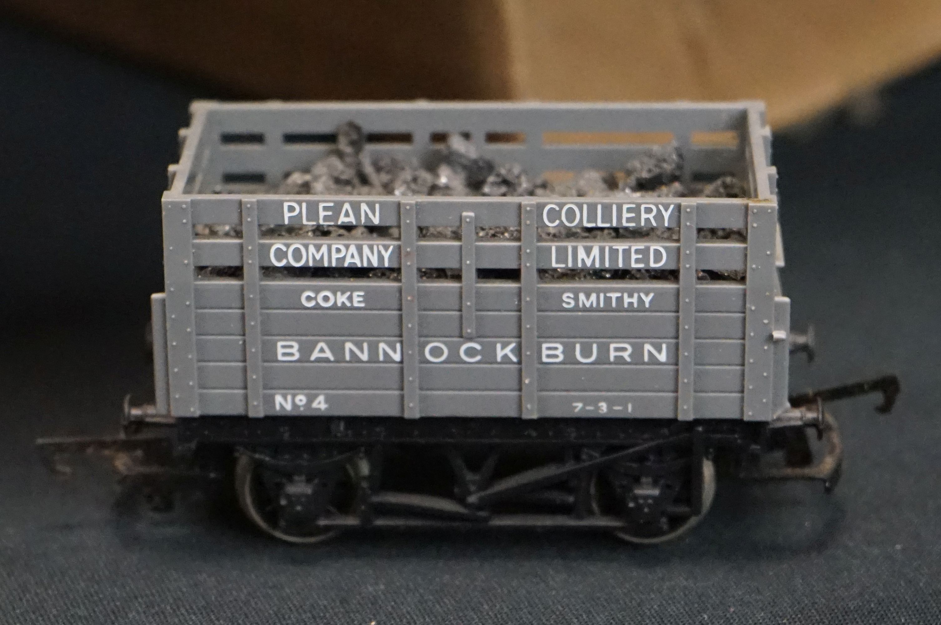35 OO gauge items of rolling stock to include Hornby, Triang, Airfix, Grafar, Hornby Dublo etc - Image 9 of 15