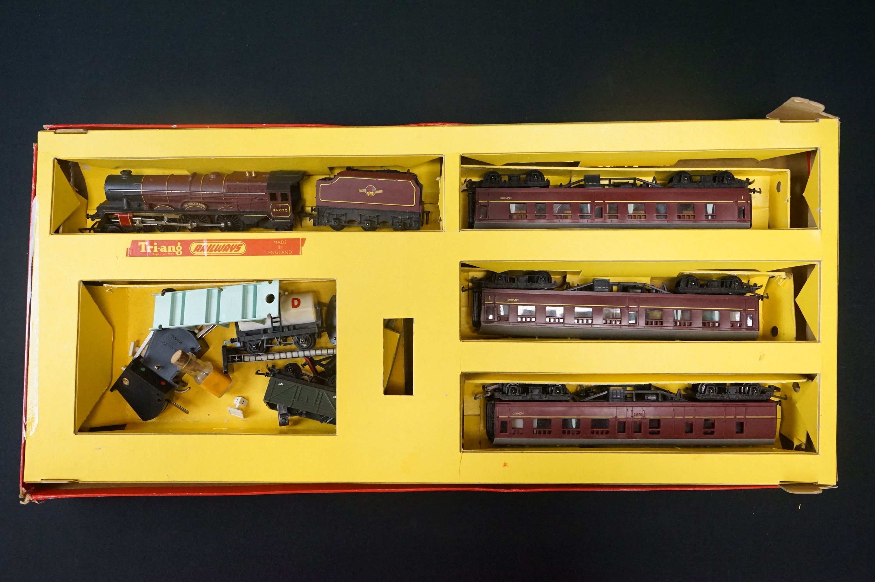 Boxed Triang OO gauge RS2 electric train set with The Royal Locomotive & 3 x coaches (no track or - Image 7 of 11