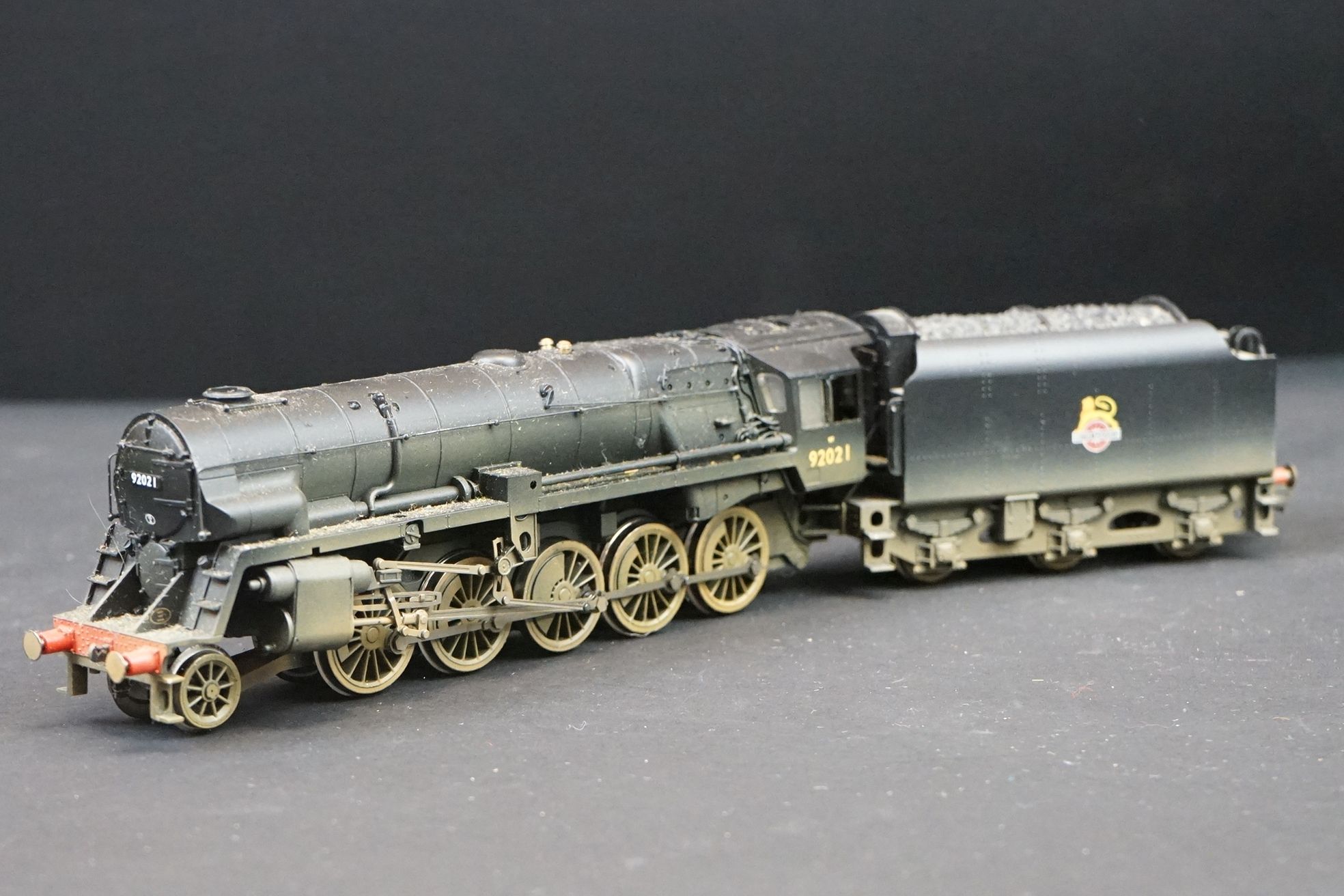 13 OO gauge locomotives to include Hornby, Lima & Airfix featuring Hornby Dublo 2-8-0LMS in black, - Image 8 of 12
