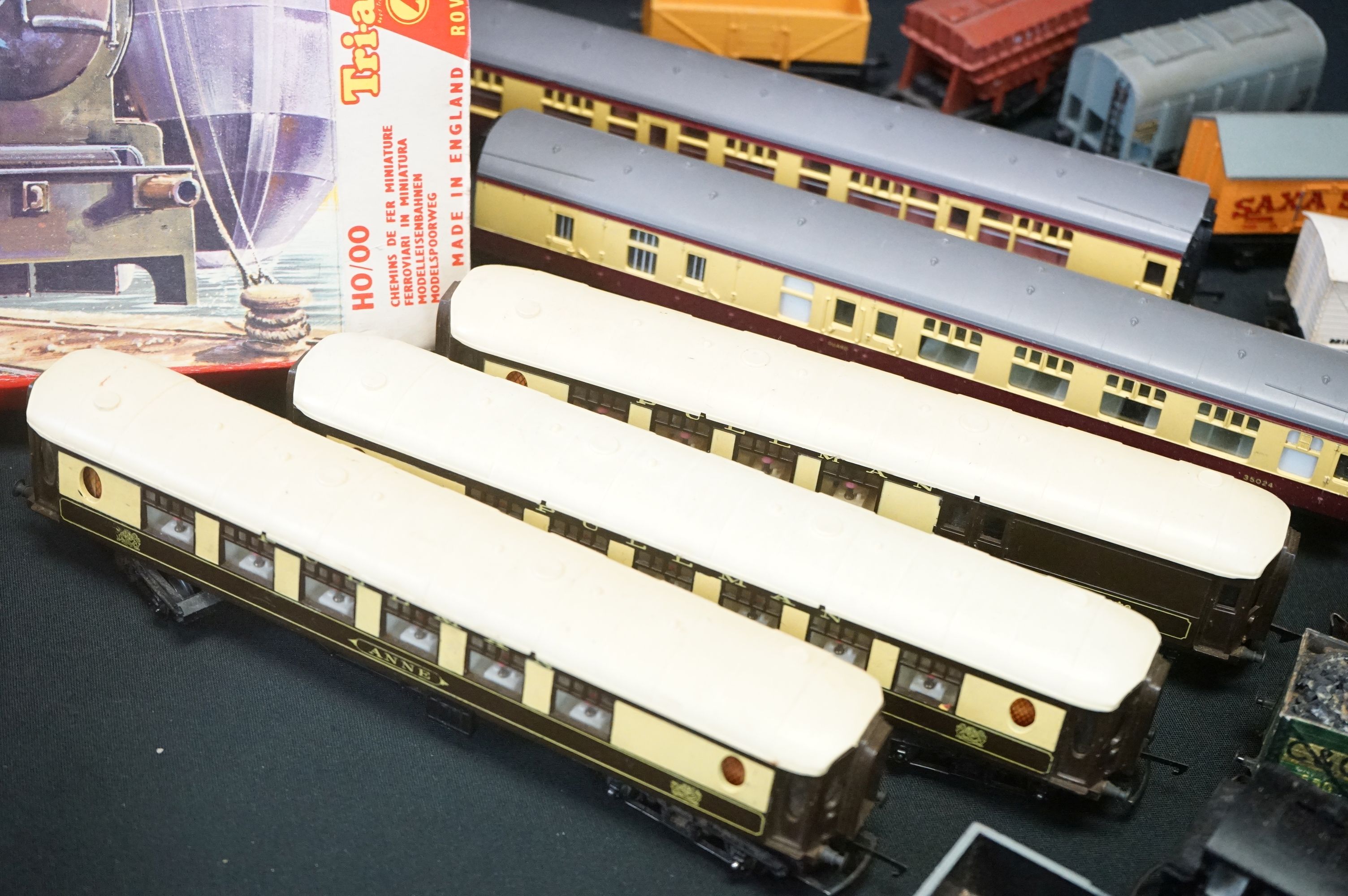 Quantity of OO gauge model railway to include 27 x items of rolling stock, 5 x locomotives, track - Image 10 of 16