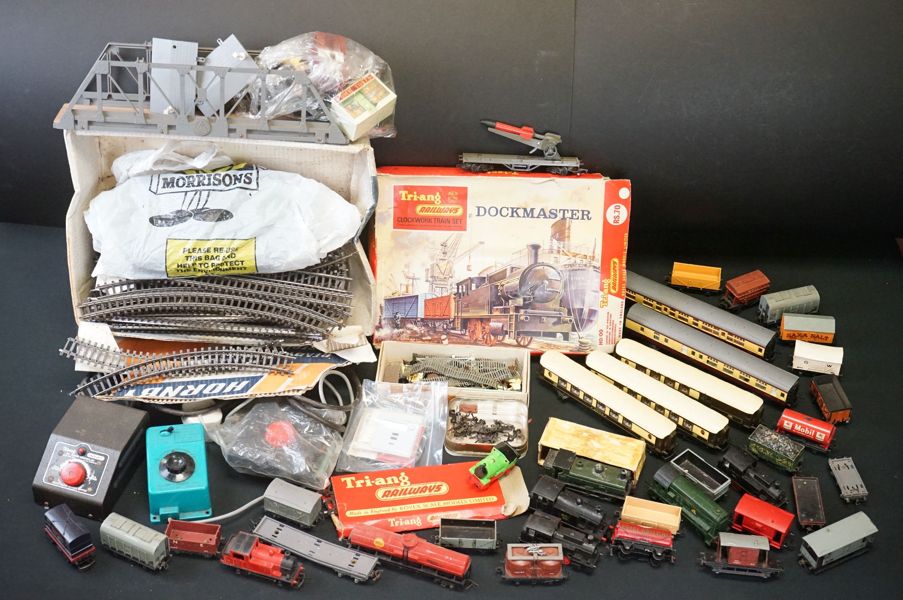 Quantity of OO gauge model railway to include 27 x items of rolling stock, 5 x locomotives, track