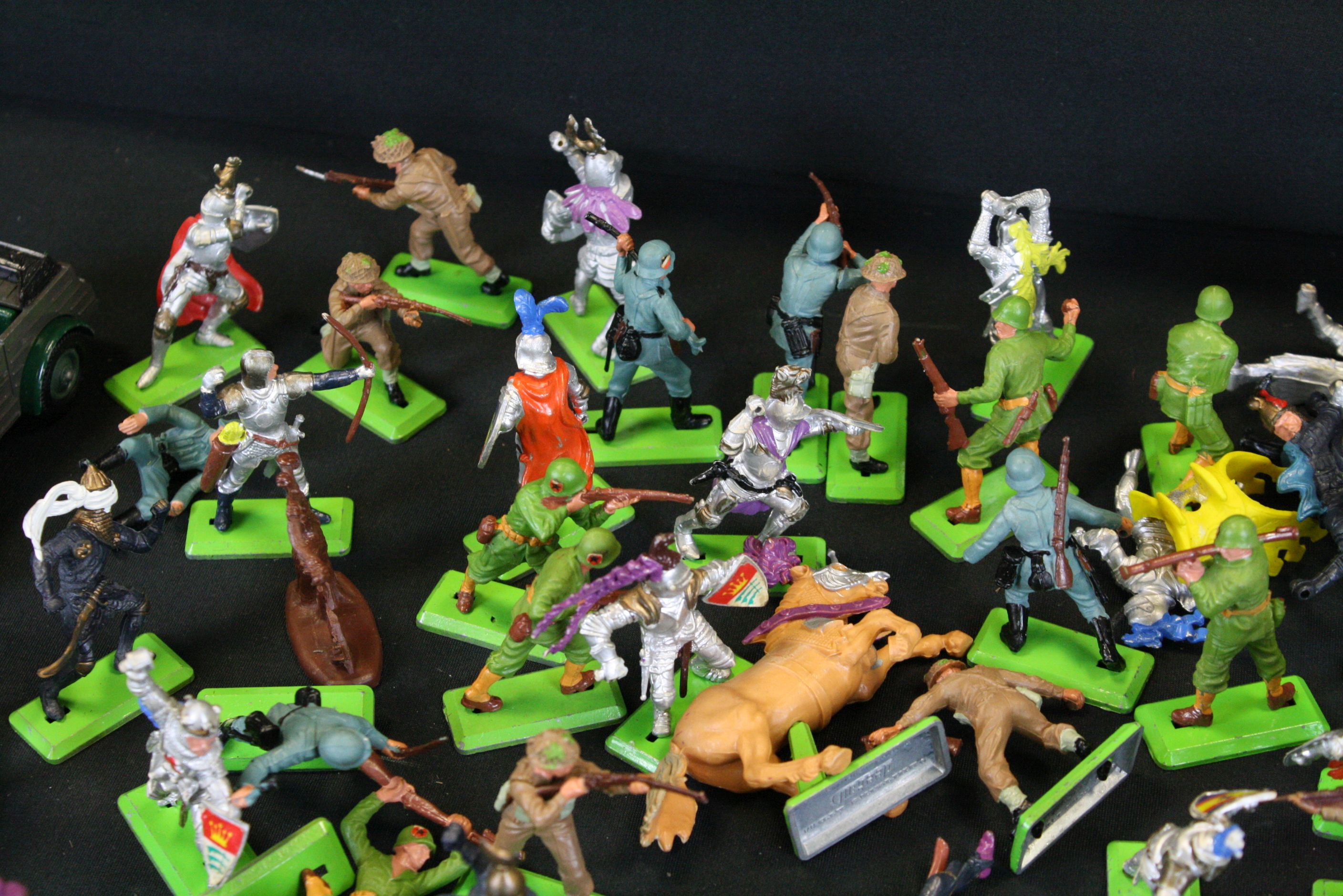 55 Britains Deetail plastic figures to include WWII and medieval examples, featuring 2 x Mortar - Image 3 of 6