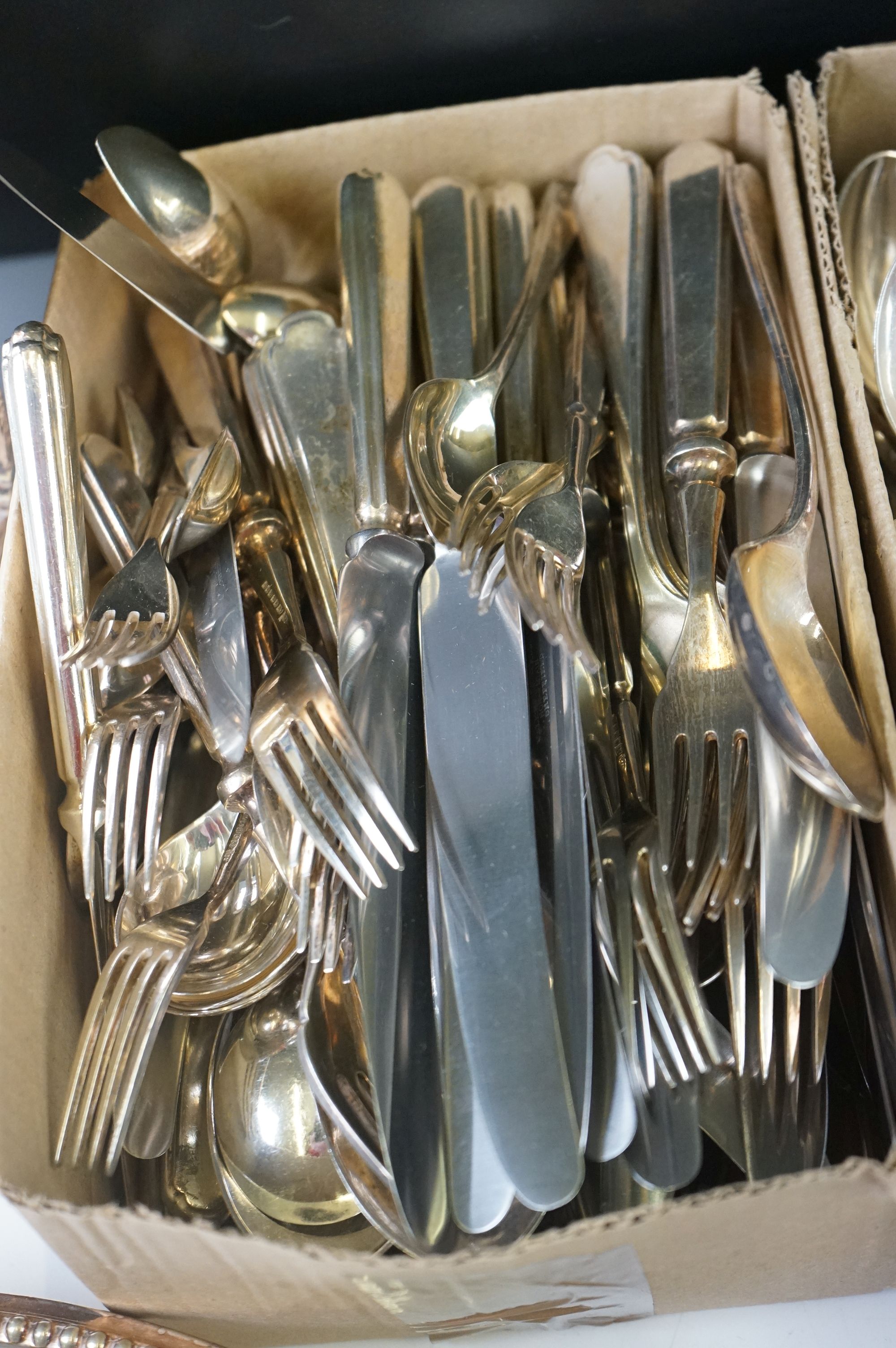 A large collection of mixed silver plated cutlery / flatware together with silver plated dishes - Image 13 of 16