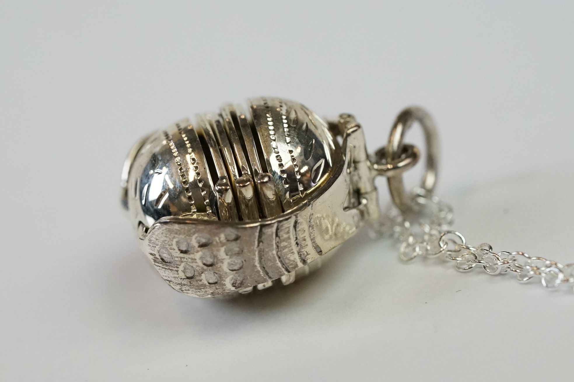 Silver Ball shaped Photo Locket on silver chain - Image 3 of 10