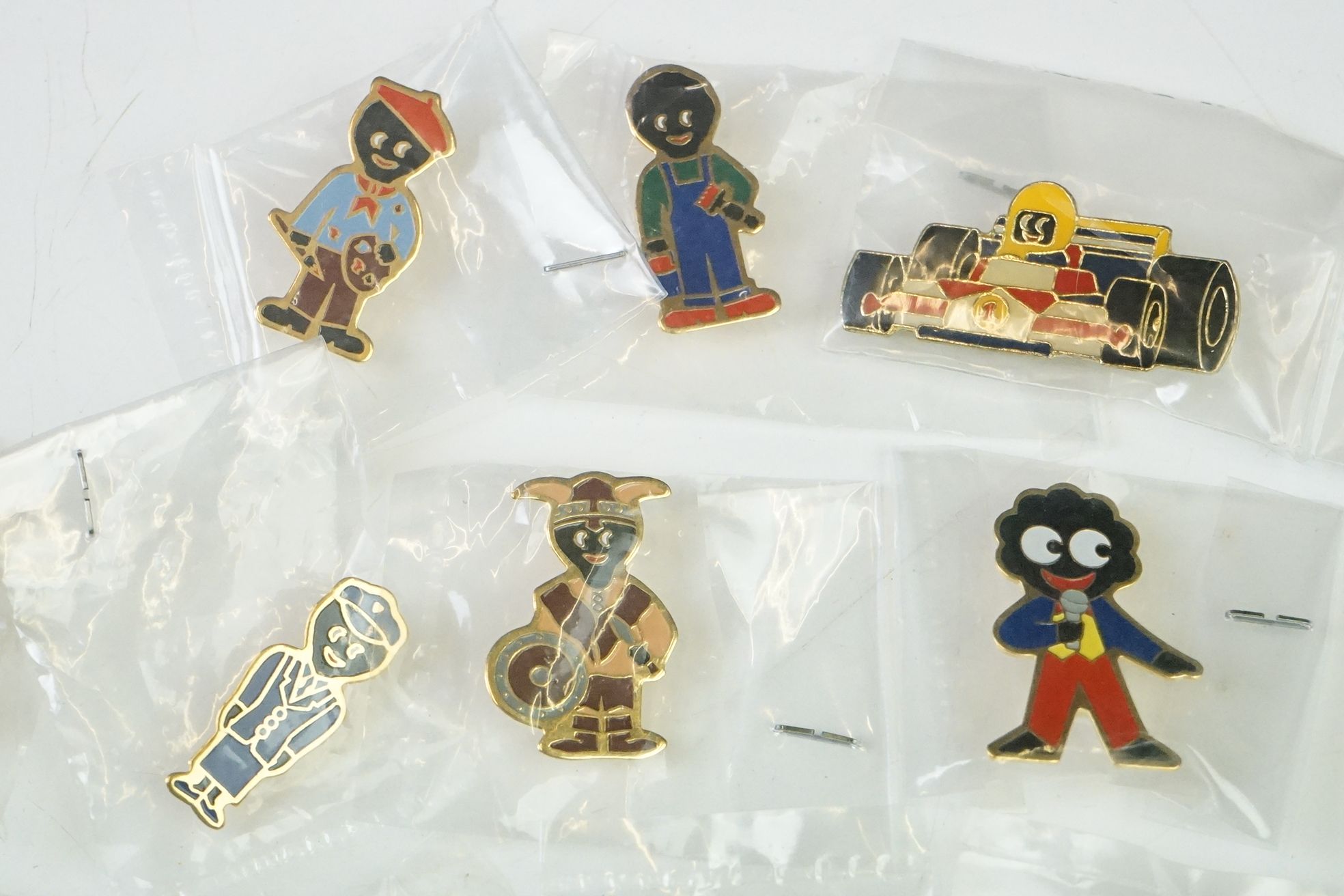 A collection of contemporary Robertsons advertising badges. - Image 6 of 15