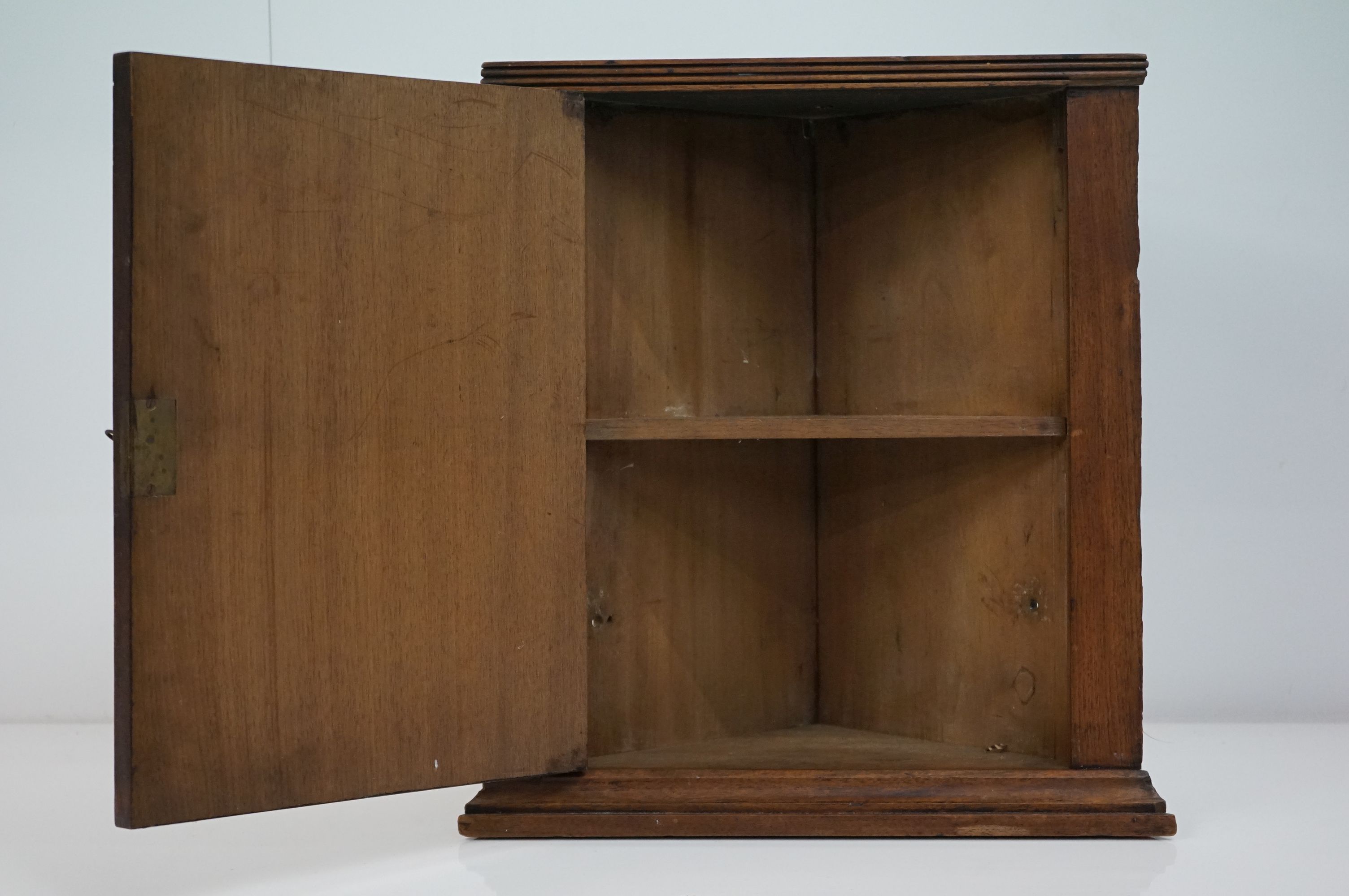 Late 19th / Early 20th century Small Oak Hanging Corner Cupboard, the single panel door carved - Image 3 of 7