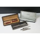 A collection of vintage pens to include Parker Slimfold and Parker 61 examples.