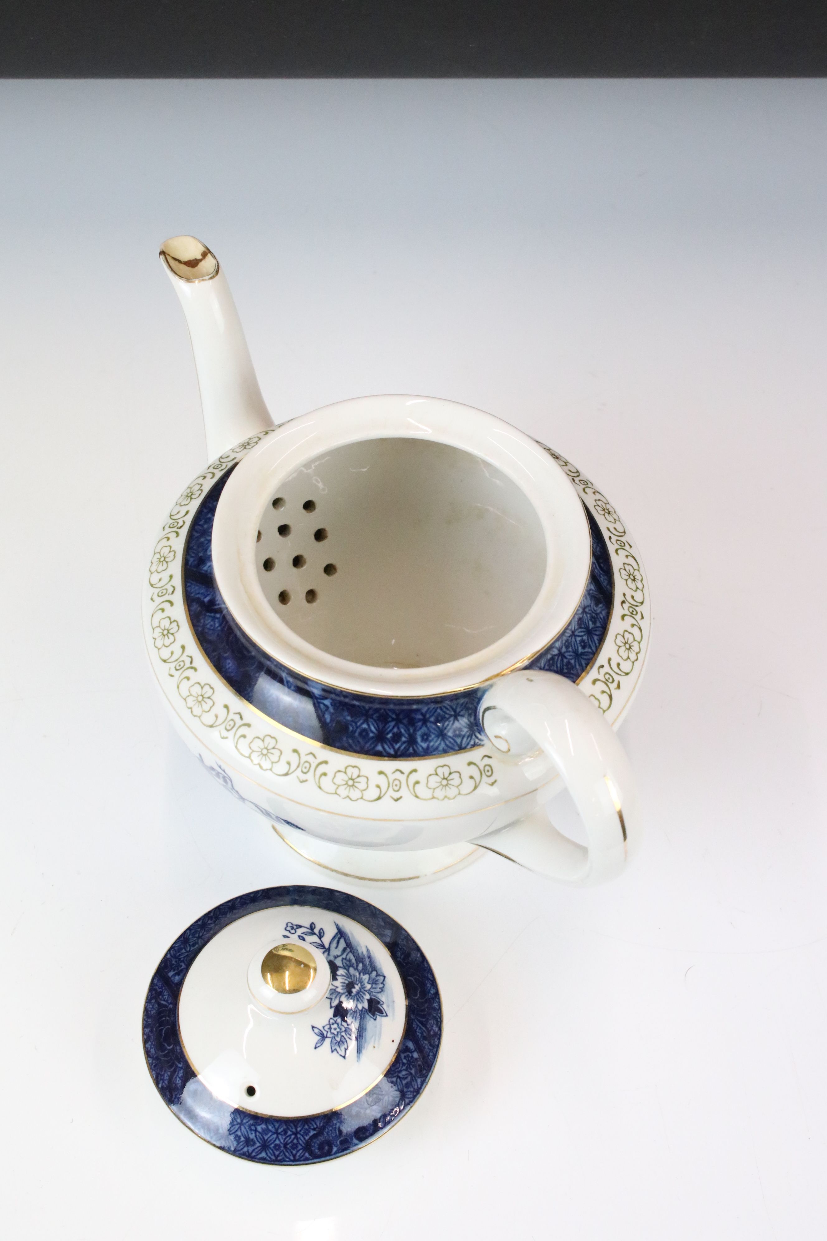 Foley ' Broadway ' pattern tea ware to include 8 teacups & saucers, 5 tea plates, milk jug and sugar - Image 13 of 25