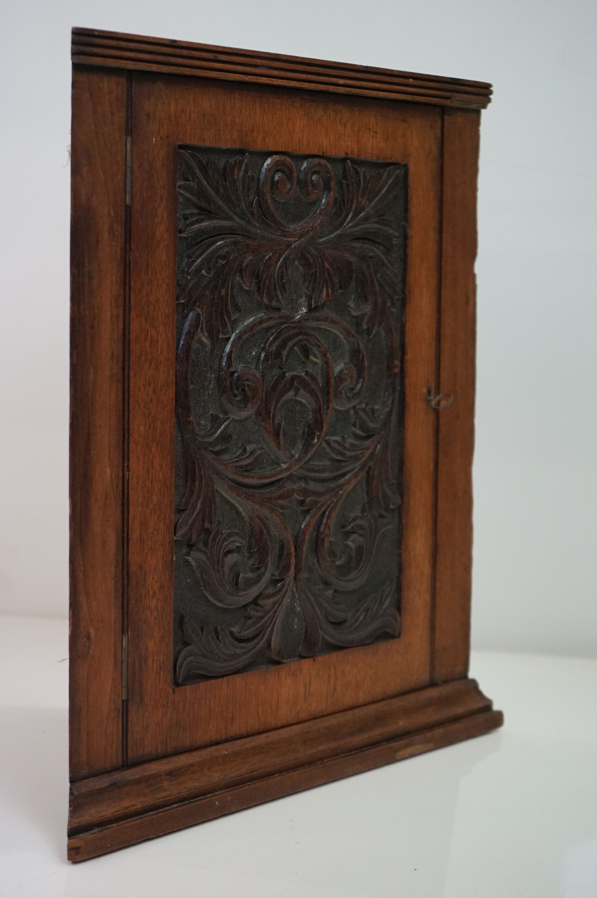 Late 19th / Early 20th century Small Oak Hanging Corner Cupboard, the single panel door carved - Image 4 of 7