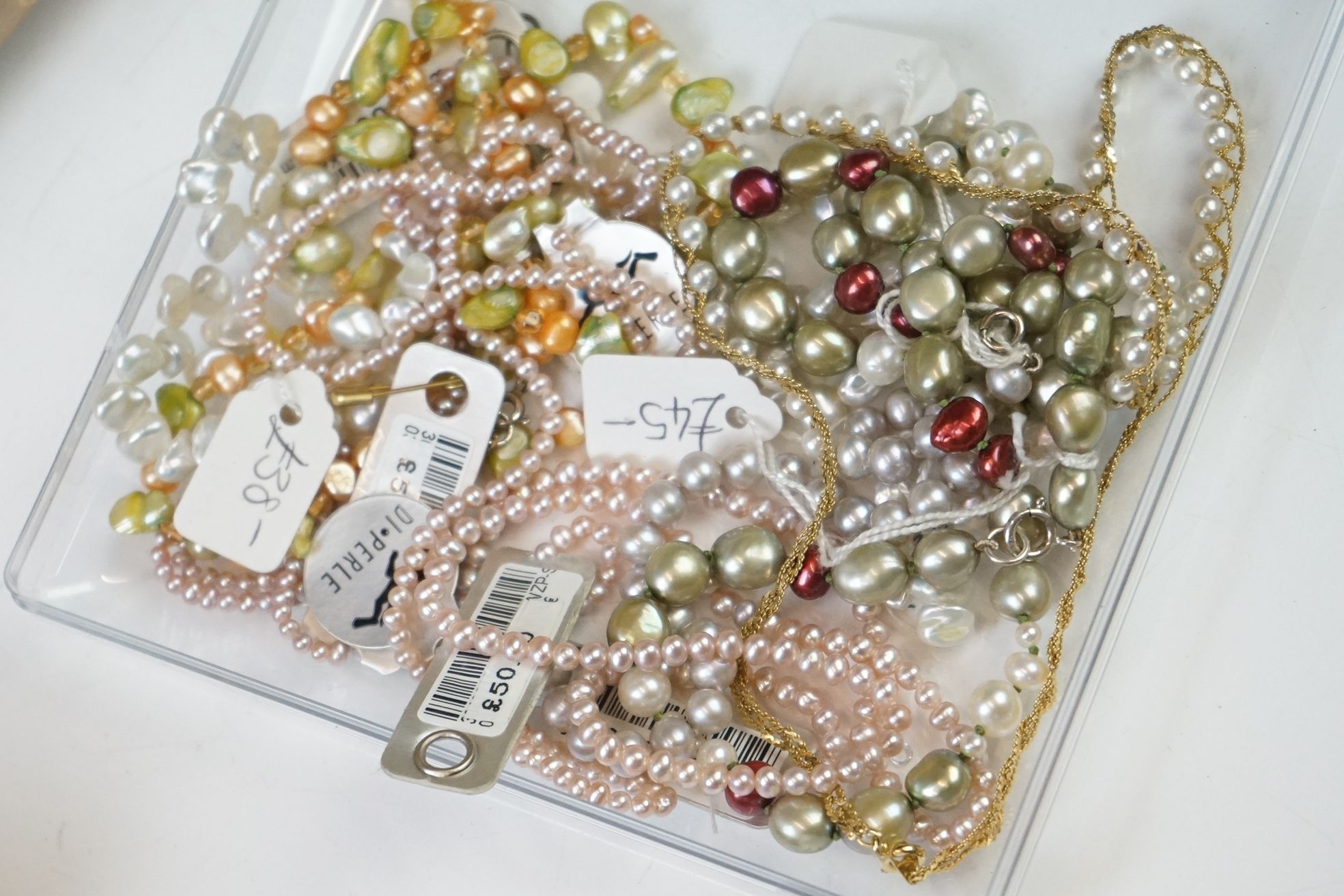 A collection of vintage and contemporary costume jewellery to include pearls, necklaces, - Image 12 of 12