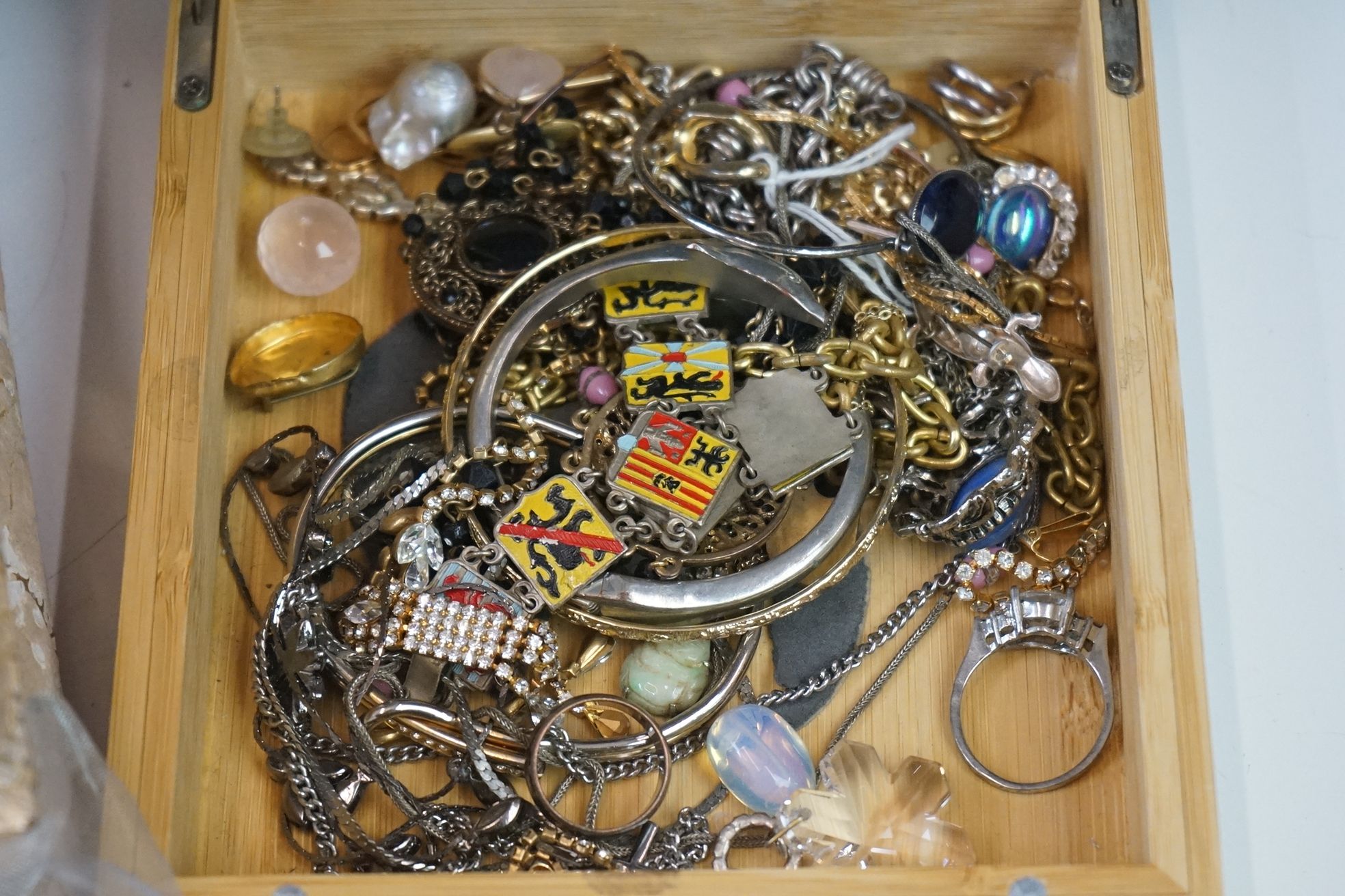 A collection of vintage and contemporary costume jewellery to include pearls, necklaces, - Image 2 of 12