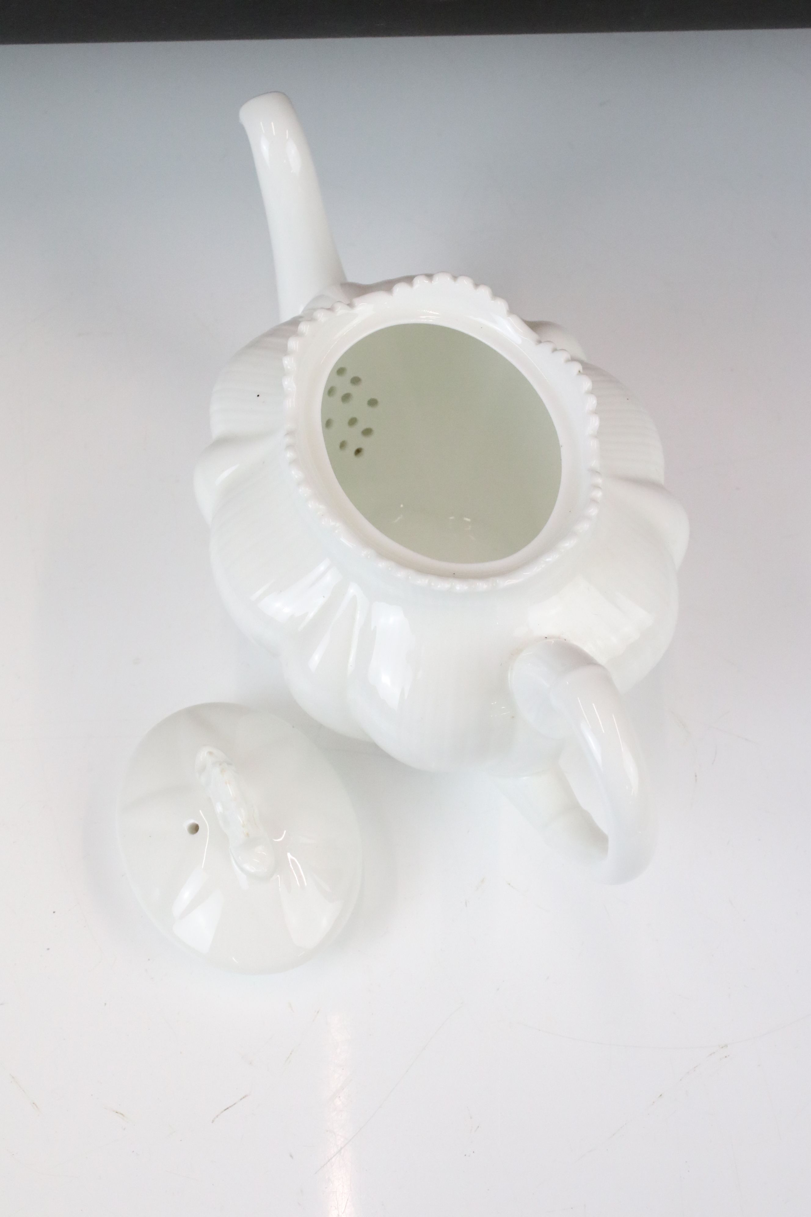 Shelley & Foley Dainty White Tea Wares of moulded lobed form, with leaf decoration (Shelley reg - Image 16 of 28