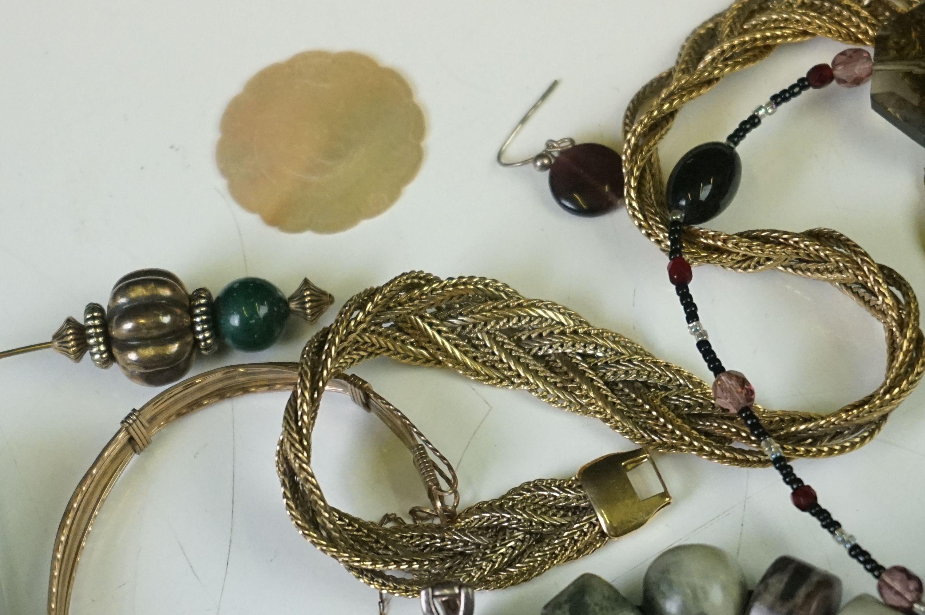 A small collection of mainly vintage costume jewellery to include silver examples. - Image 7 of 12