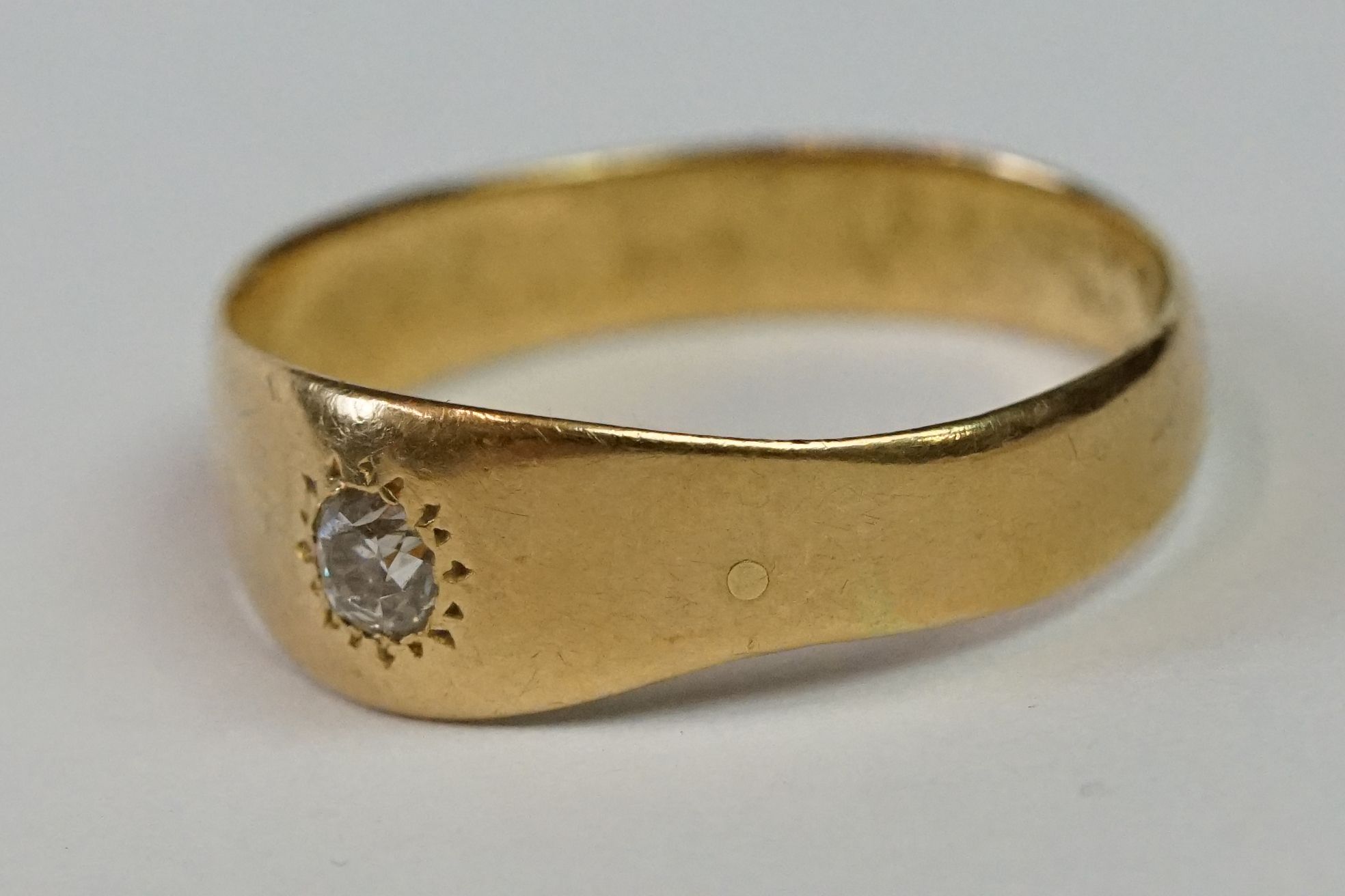 18ct Yellow Gold Single Stone Gypsy style Diamond Ring - Image 3 of 10
