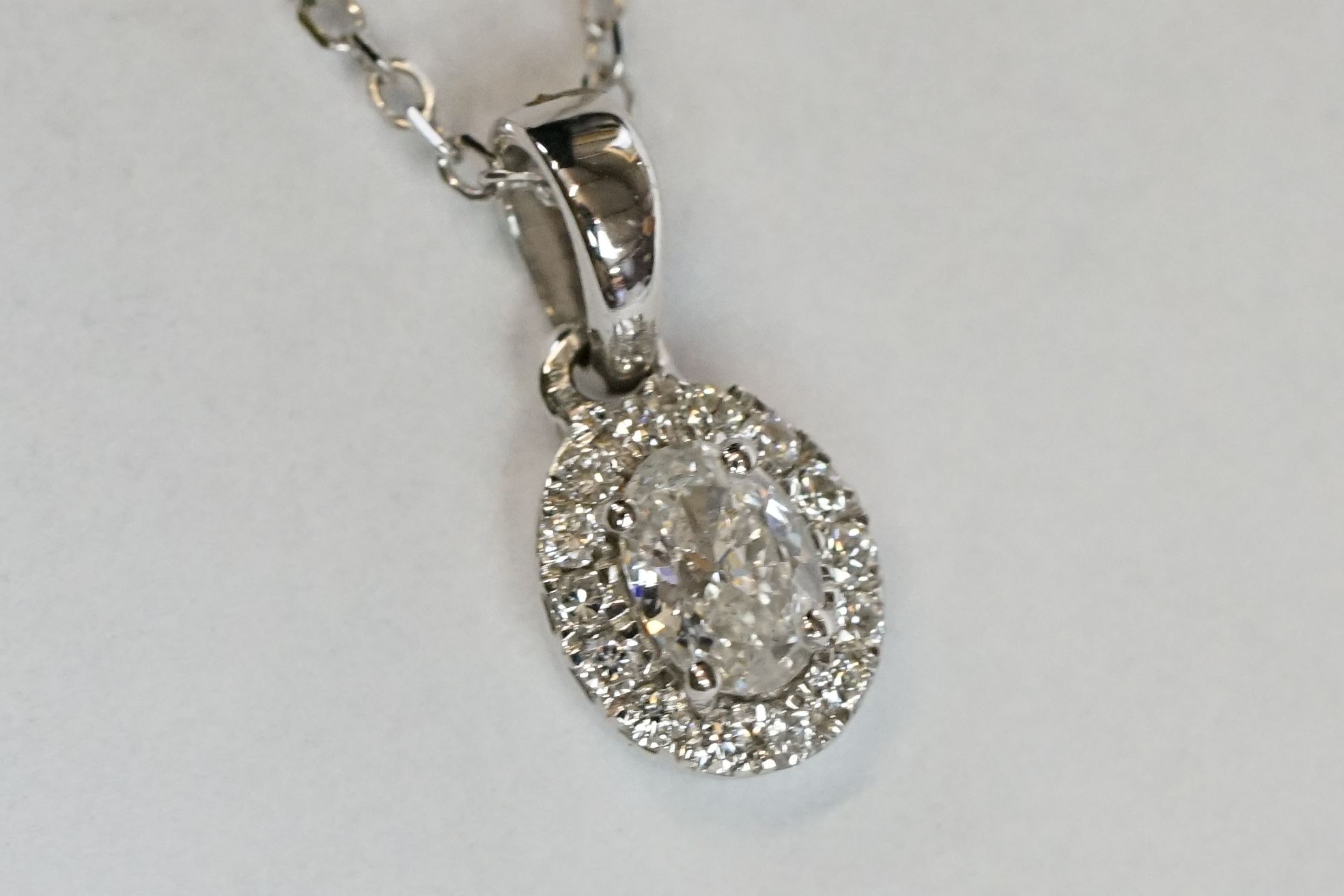 18ct White Gold Diamond Pendant of 25 points approx. total on gold chain - Image 10 of 11