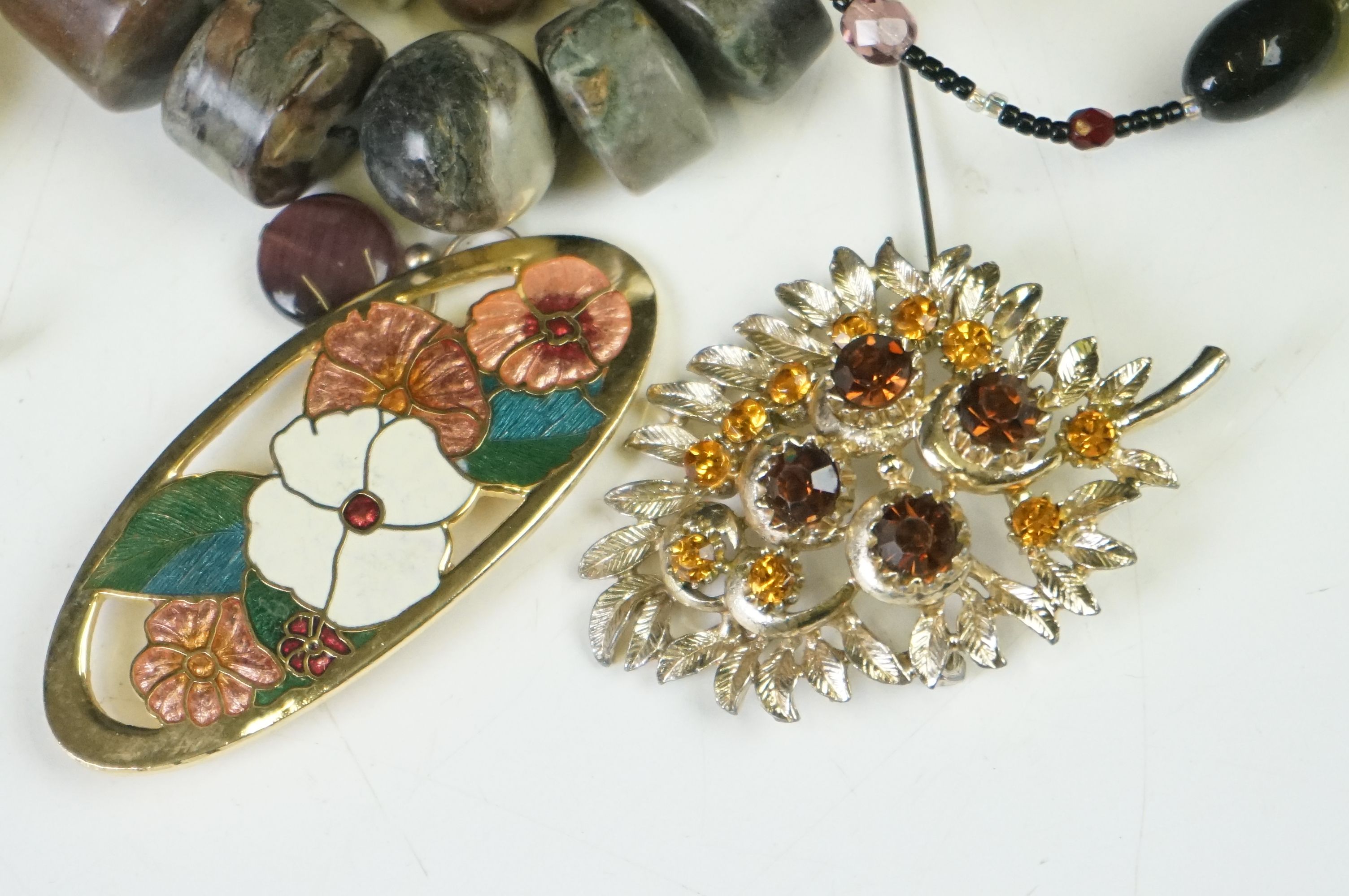 A small collection of mainly vintage costume jewellery to include silver examples. - Image 3 of 12