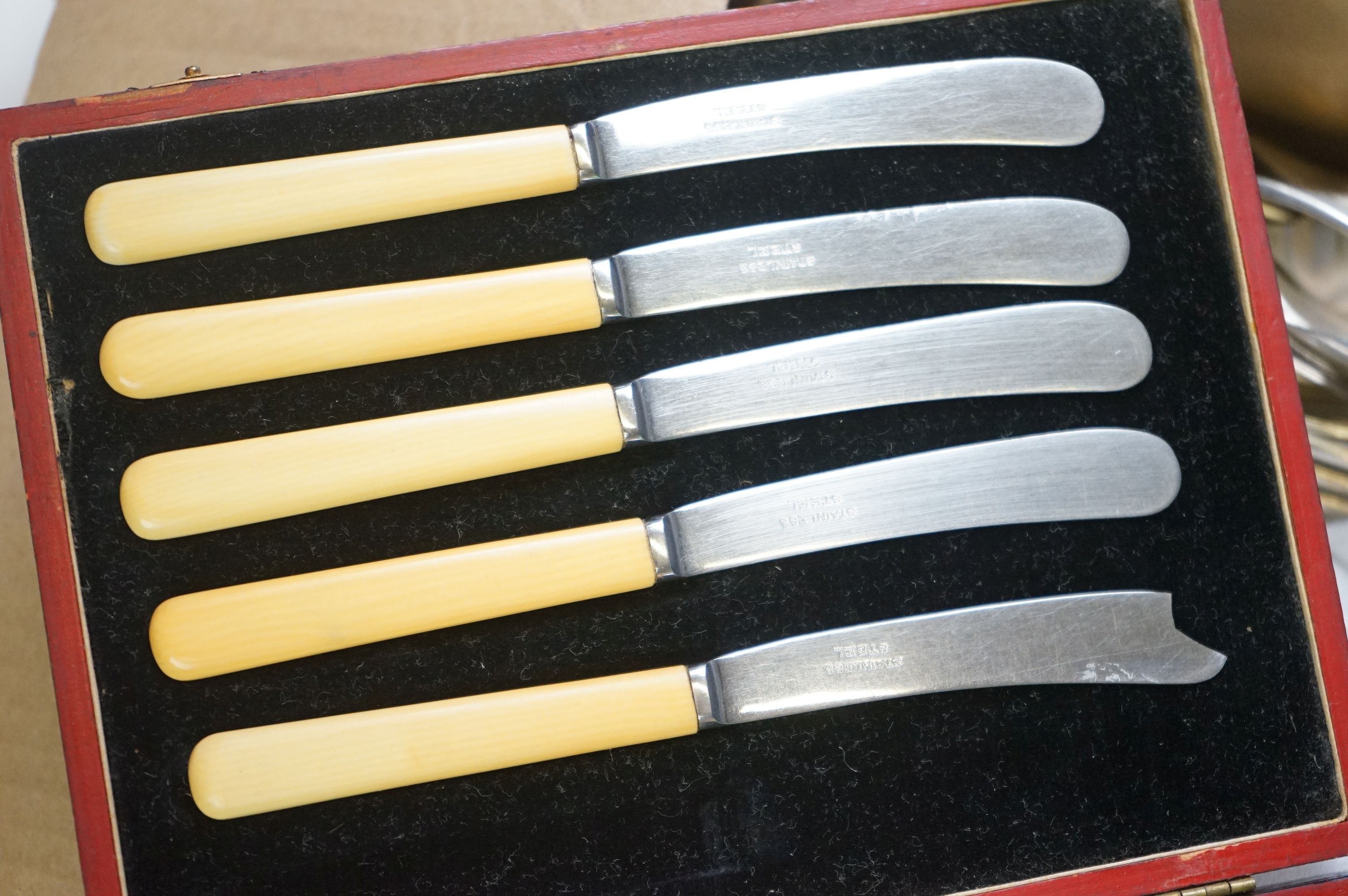 A collection of vintage and silver-plated cutlery / flatware together with a quantity of napkin - Image 2 of 16