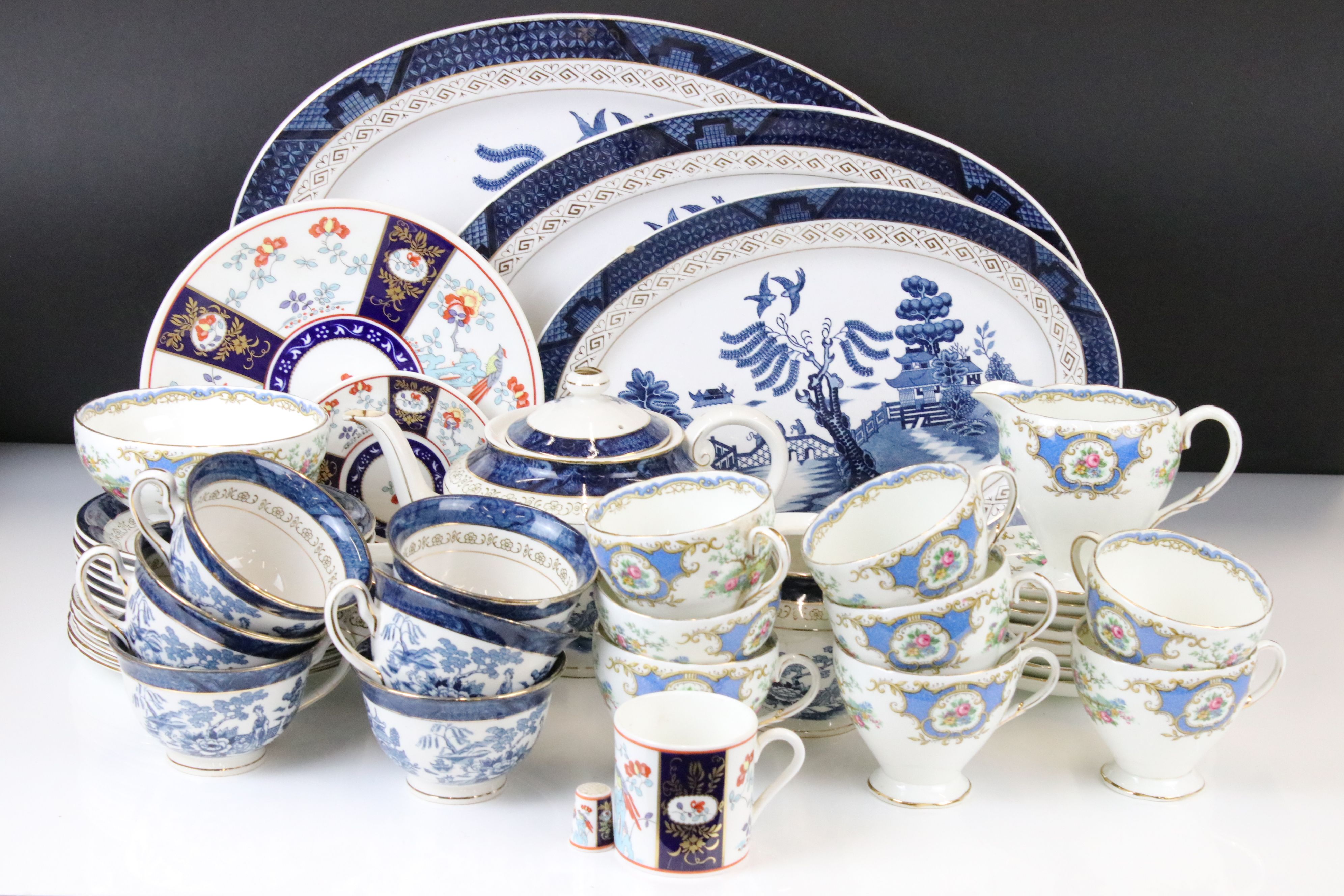 Foley ' Broadway ' pattern tea ware to include 8 teacups & saucers, 5 tea plates, milk jug and sugar