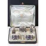 A cased fully hallmarked sterling silver Edwardian cruet set to include salts, pepperettes and