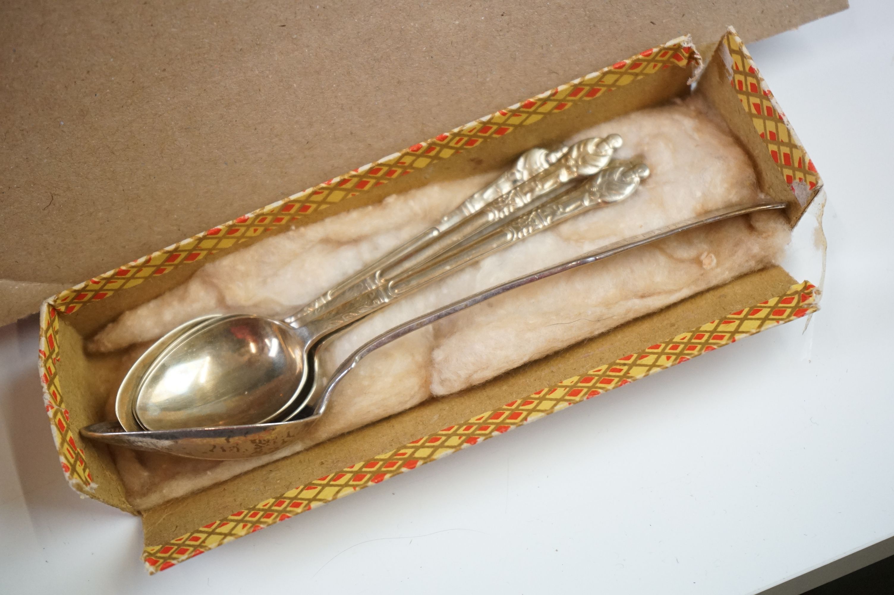 A collection of vintage and silver-plated cutlery / flatware together with a quantity of napkin - Image 4 of 16