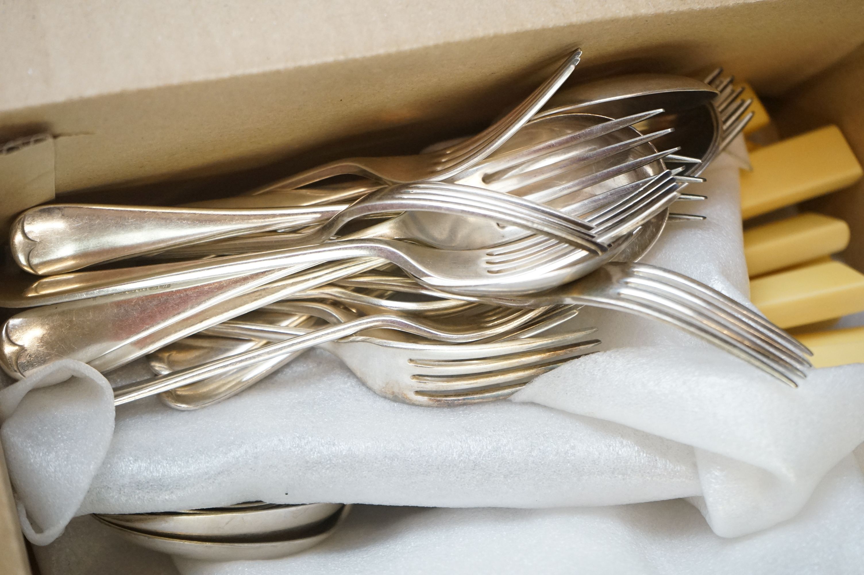 A collection of vintage and silver-plated cutlery / flatware together with a quantity of napkin - Image 9 of 16