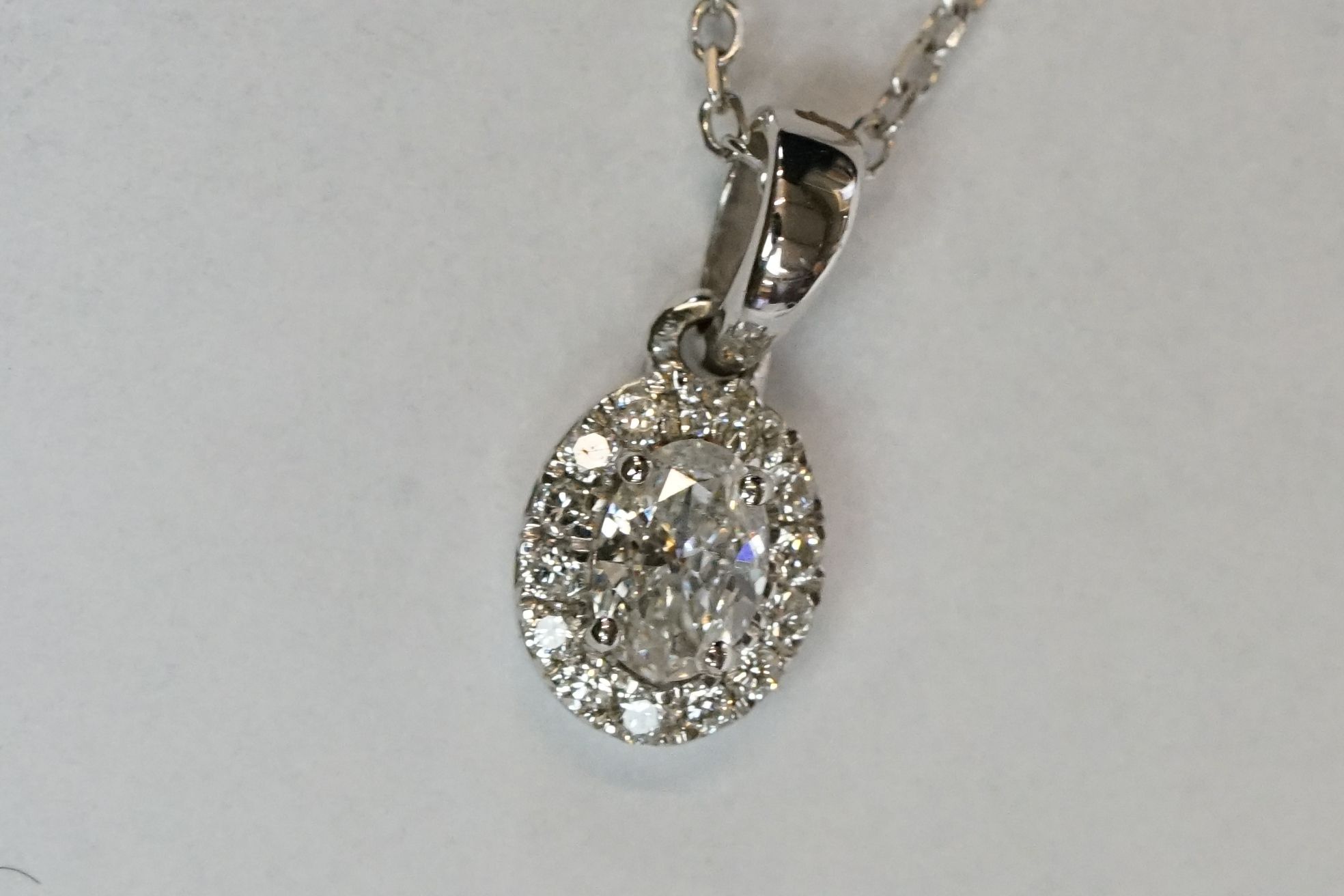 18ct White Gold Diamond Pendant of 25 points approx. total on gold chain - Image 11 of 11