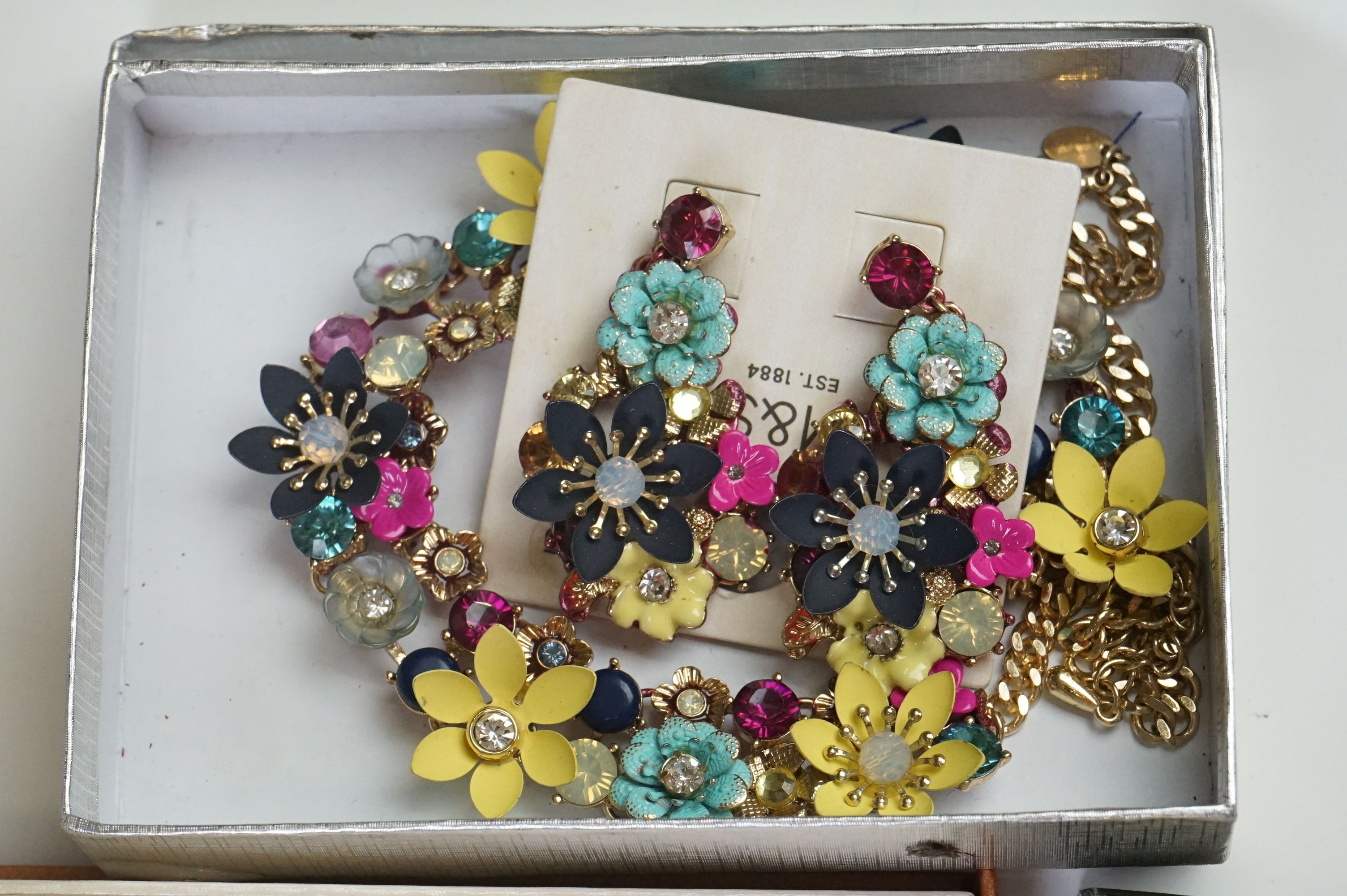 A collection of mainly contemporary costume jewellery to include necklaces, bracelets...etc. - Image 2 of 24