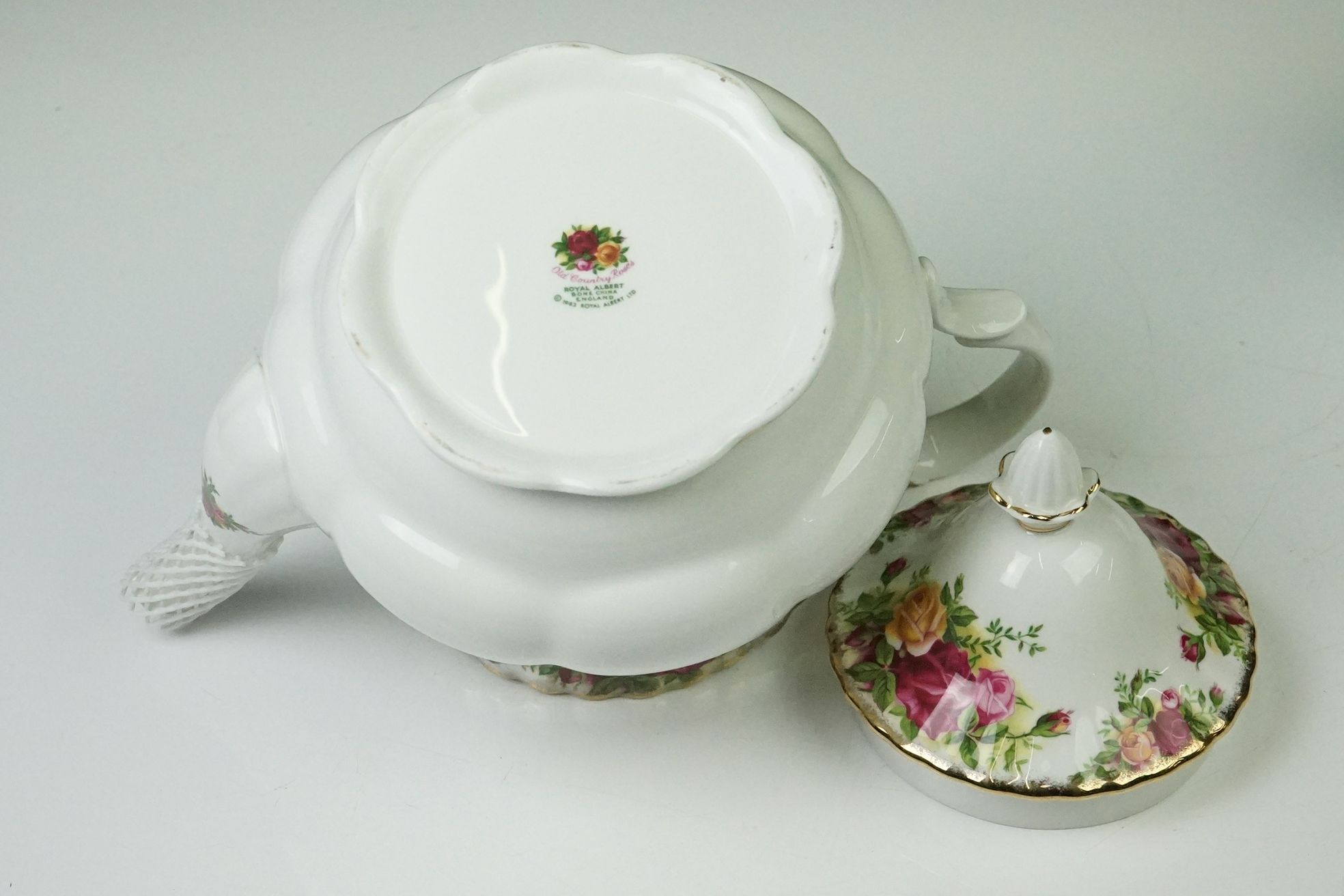 Royal Albert ' Old Country Roses ' pattern tea set for six, to include teapot & cover, 6 teacups, - Image 22 of 22