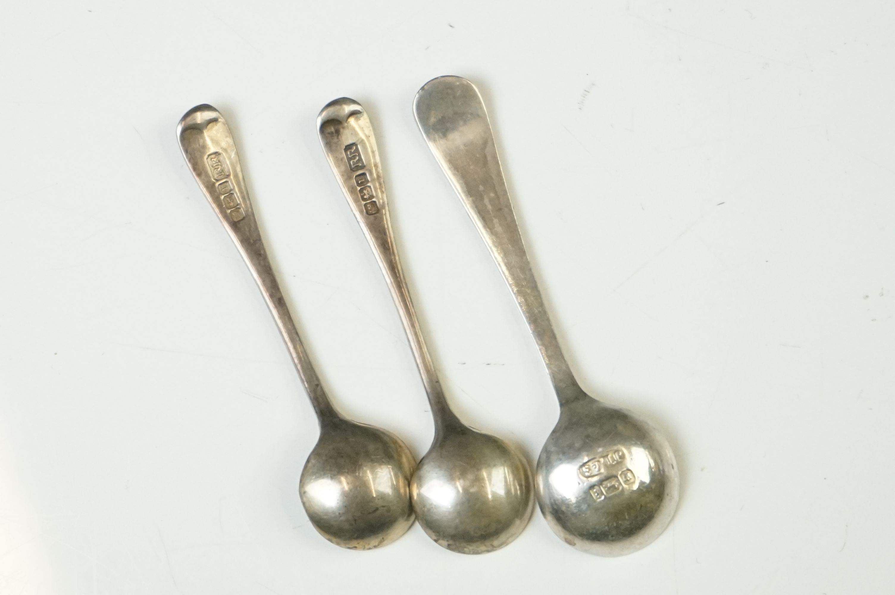 A small collection of hallmarked sterling silver to include a tea strainer, napkin ring and three - Image 12 of 12