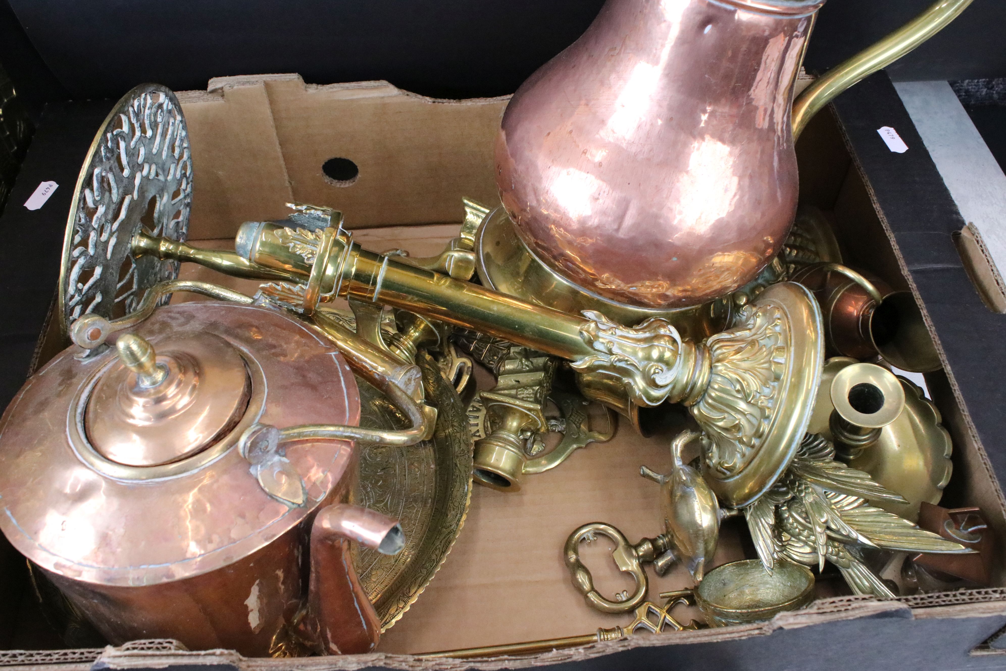 A collection of mixed brass and copper ware to include Jugs, Kettle, Magazine rack, - Image 5 of 7