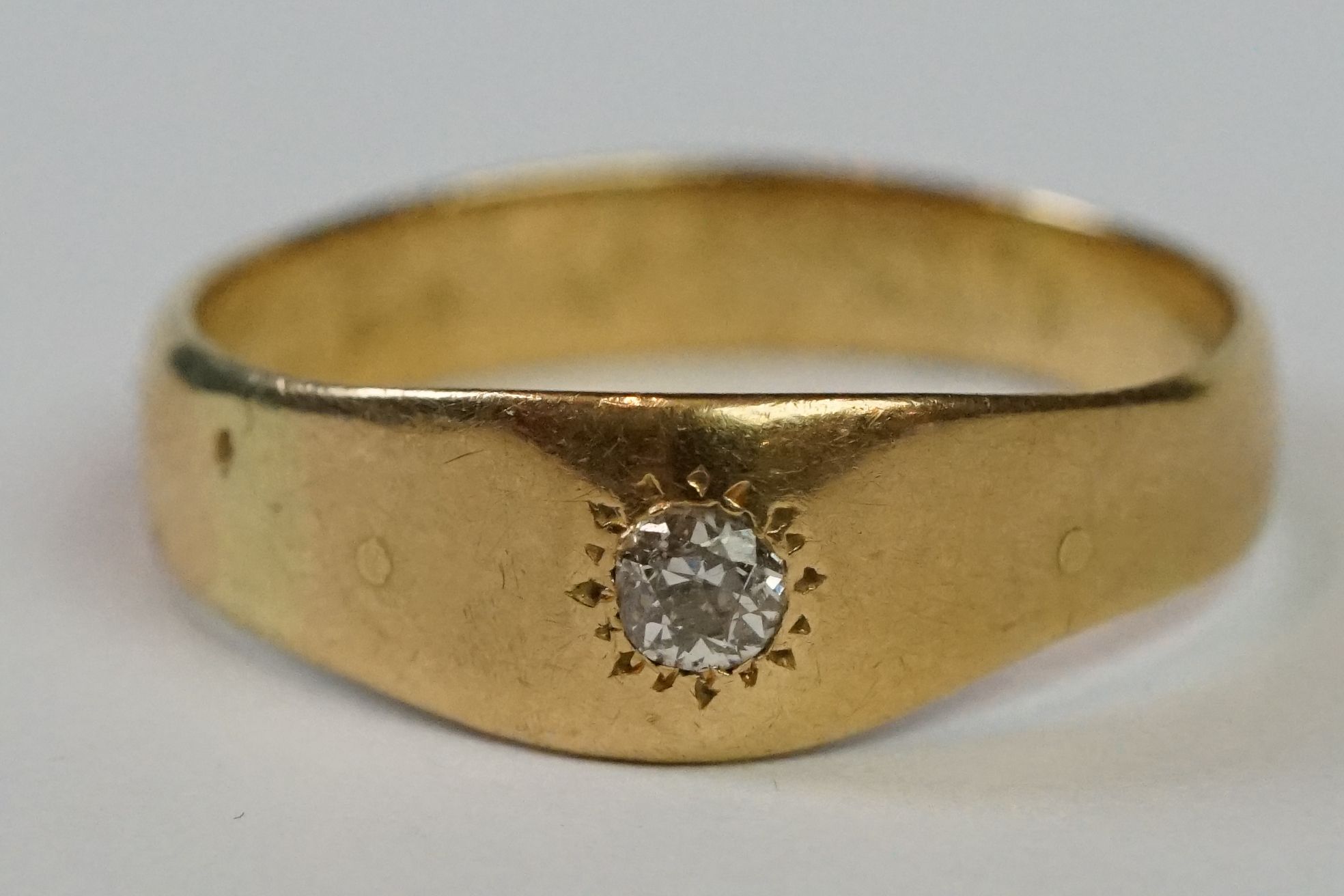 18ct Yellow Gold Single Stone Gypsy style Diamond Ring - Image 2 of 10