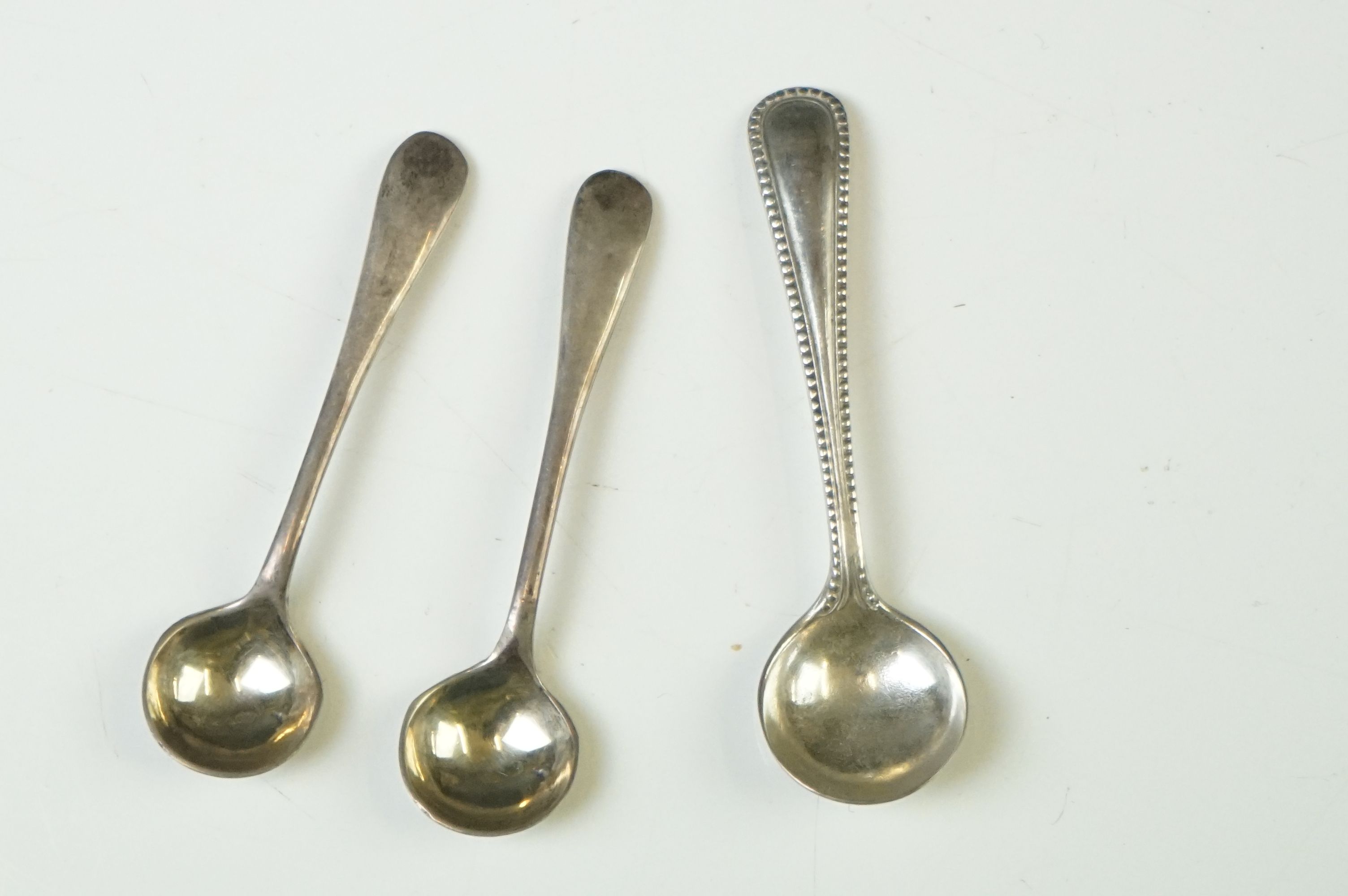 A small collection of hallmarked sterling silver to include a tea strainer, napkin ring and three - Image 11 of 12