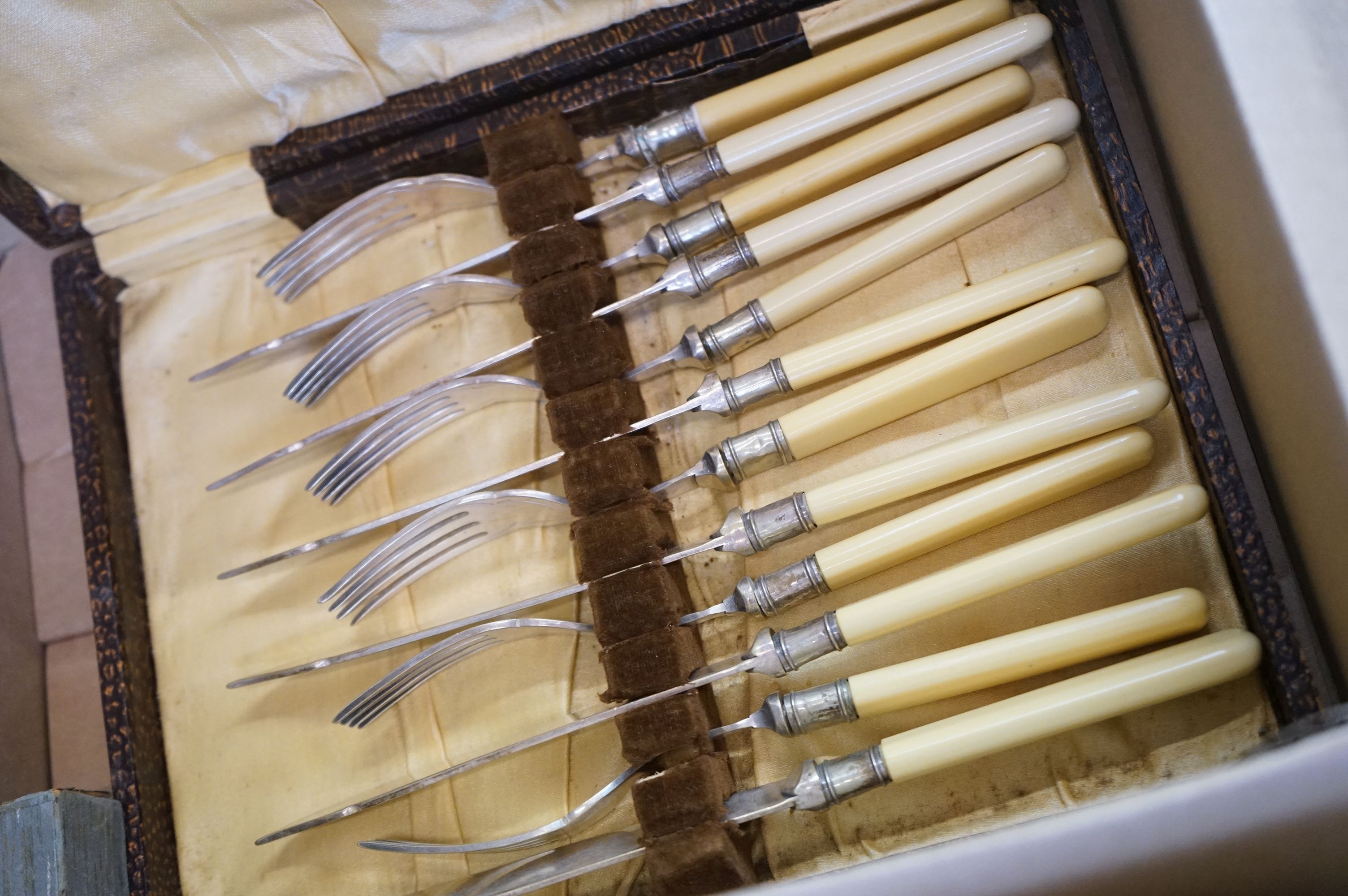 A collection of vintage and silver-plated cutlery / flatware together with a quantity of napkin - Image 15 of 16