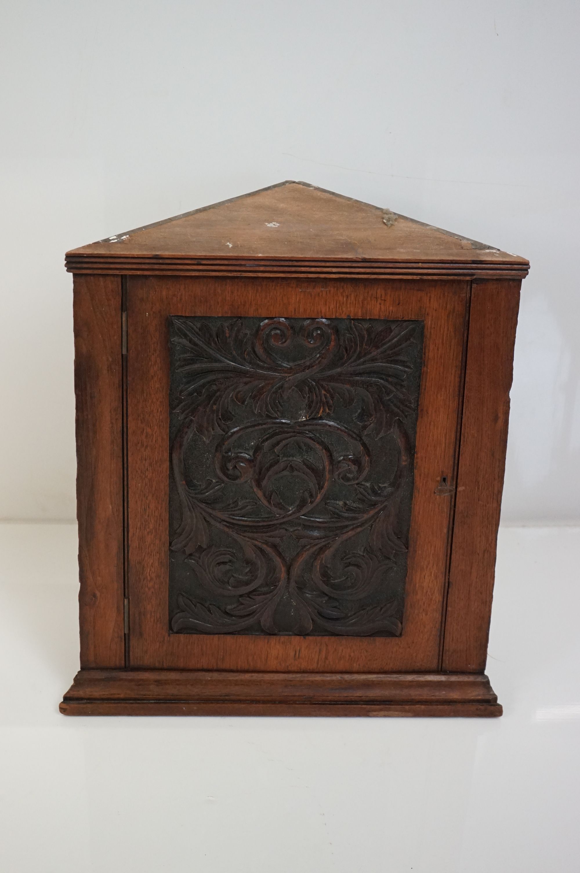 Late 19th / Early 20th century Small Oak Hanging Corner Cupboard, the single panel door carved - Image 2 of 7