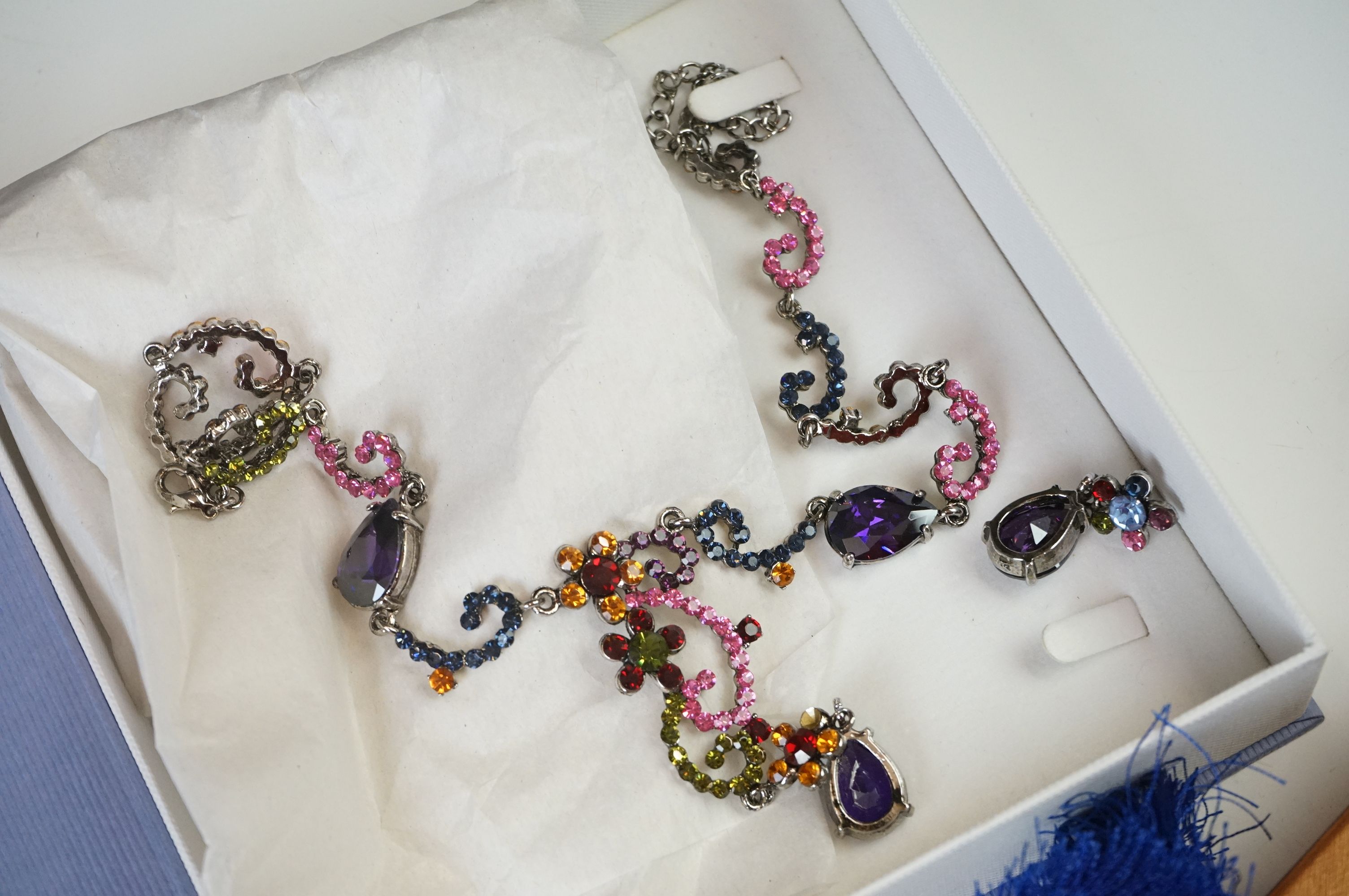 A collection of mainly contemporary costume jewellery to include necklaces, bracelets...etc. - Image 24 of 24