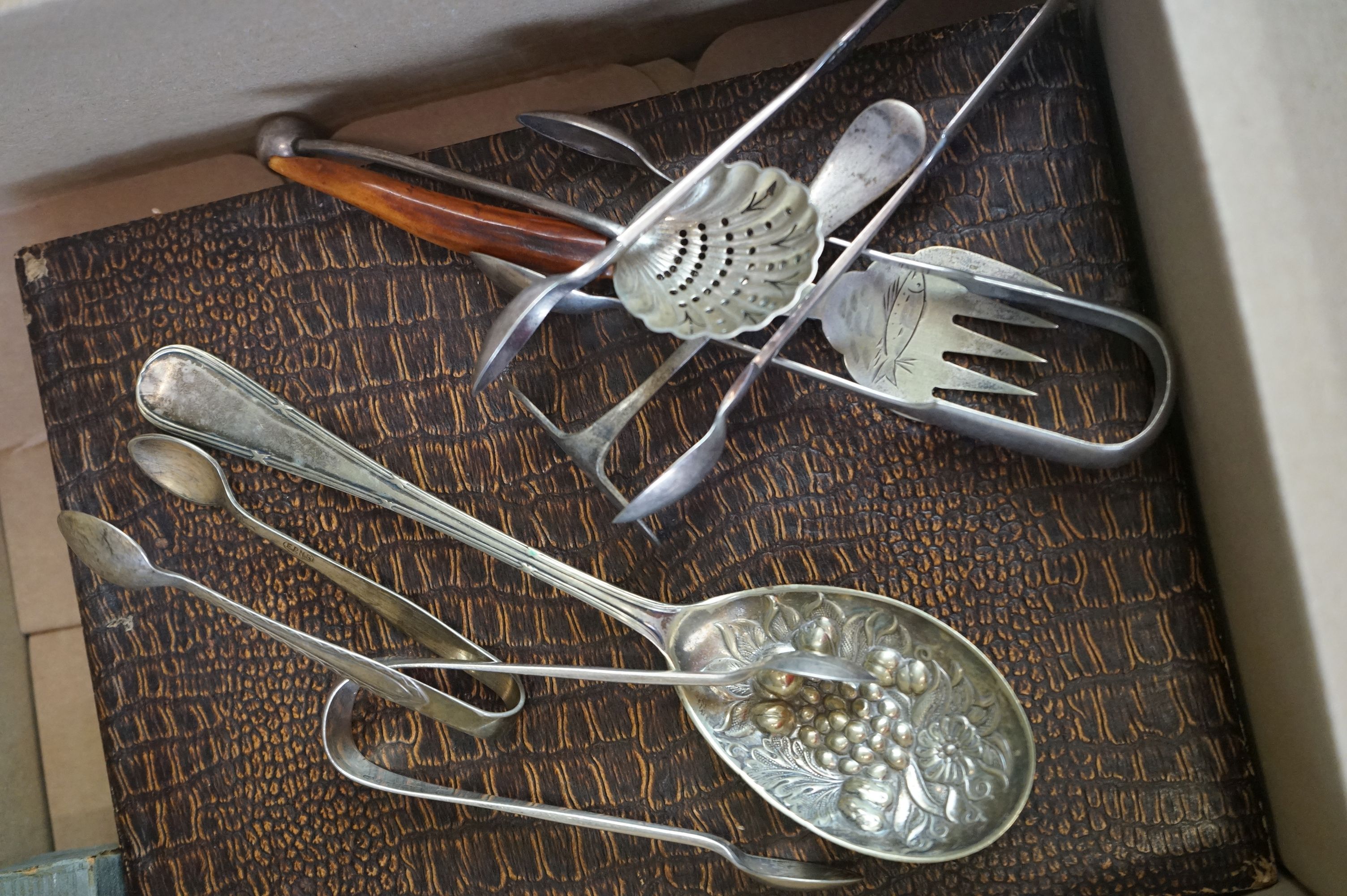 A collection of vintage and silver-plated cutlery / flatware together with a quantity of napkin - Image 14 of 16