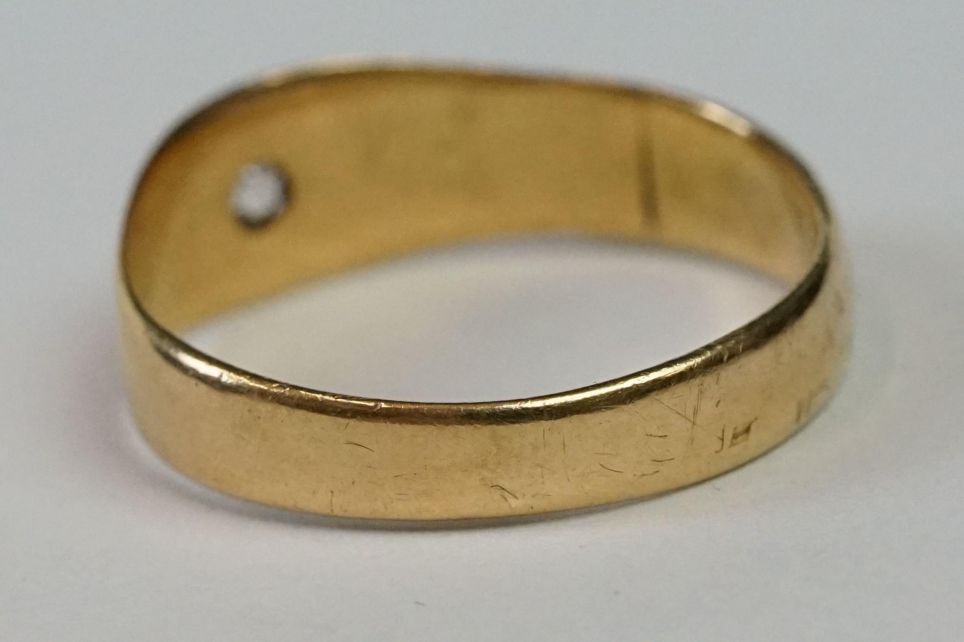 18ct Yellow Gold Single Stone Gypsy style Diamond Ring - Image 6 of 10