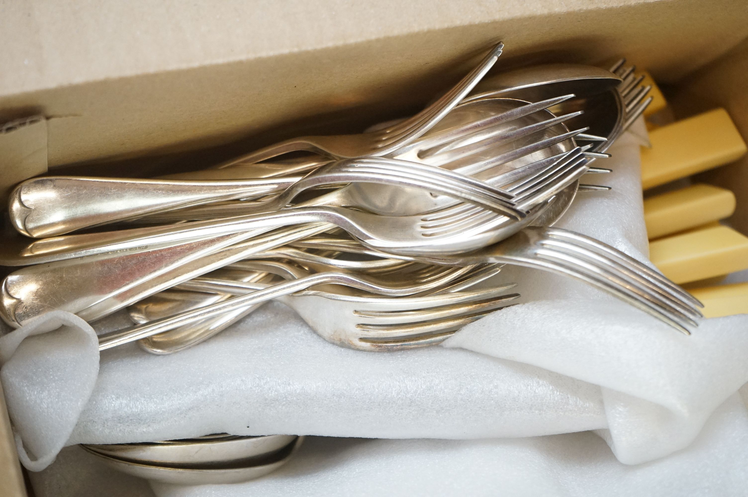 A collection of vintage and silver-plated cutlery / flatware together with a quantity of napkin - Image 10 of 16