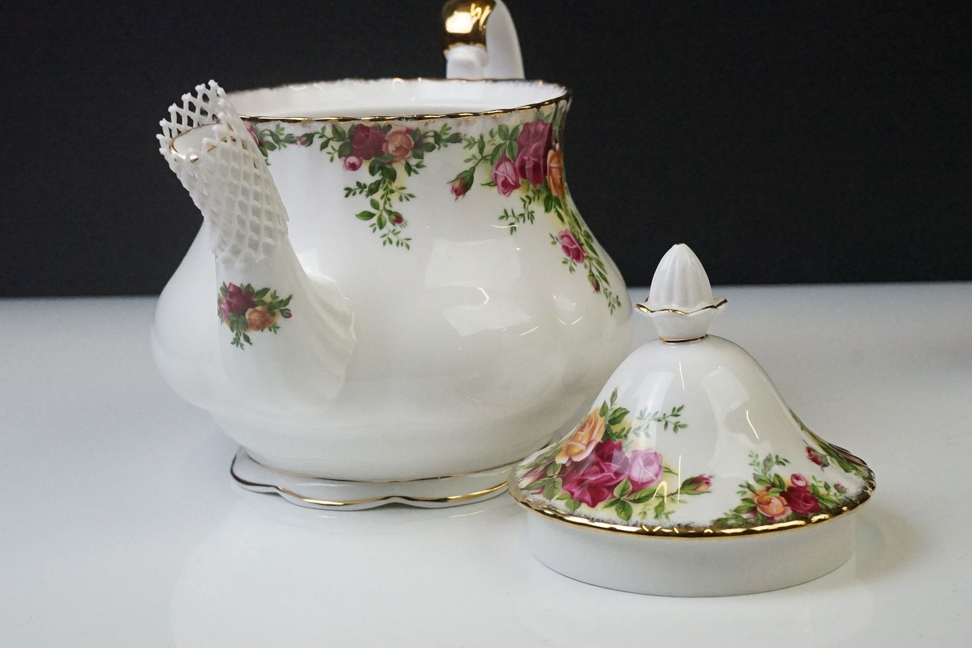 Royal Albert ' Old Country Roses ' pattern tea set for six, to include teapot & cover, 6 teacups, - Image 21 of 22