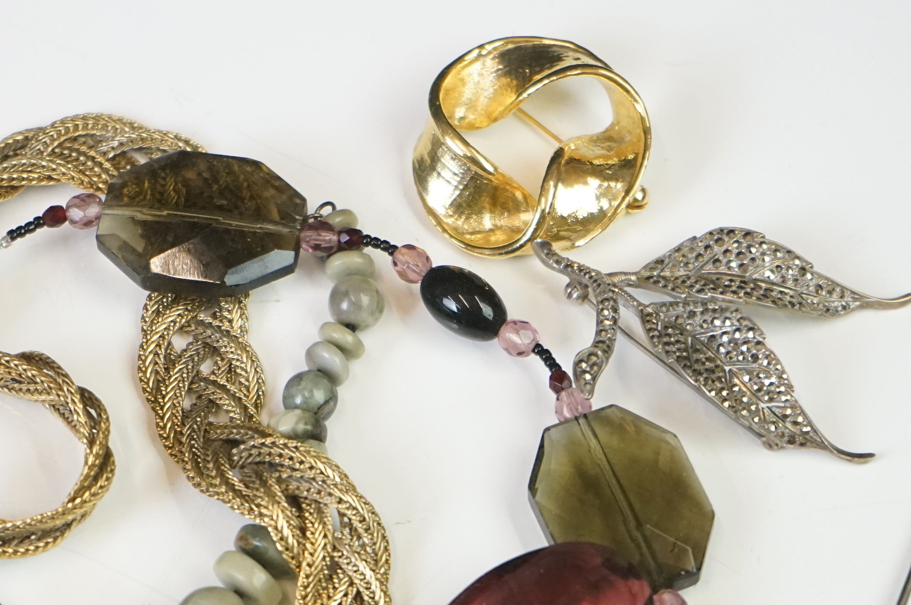 A small collection of mainly vintage costume jewellery to include silver examples. - Image 10 of 12