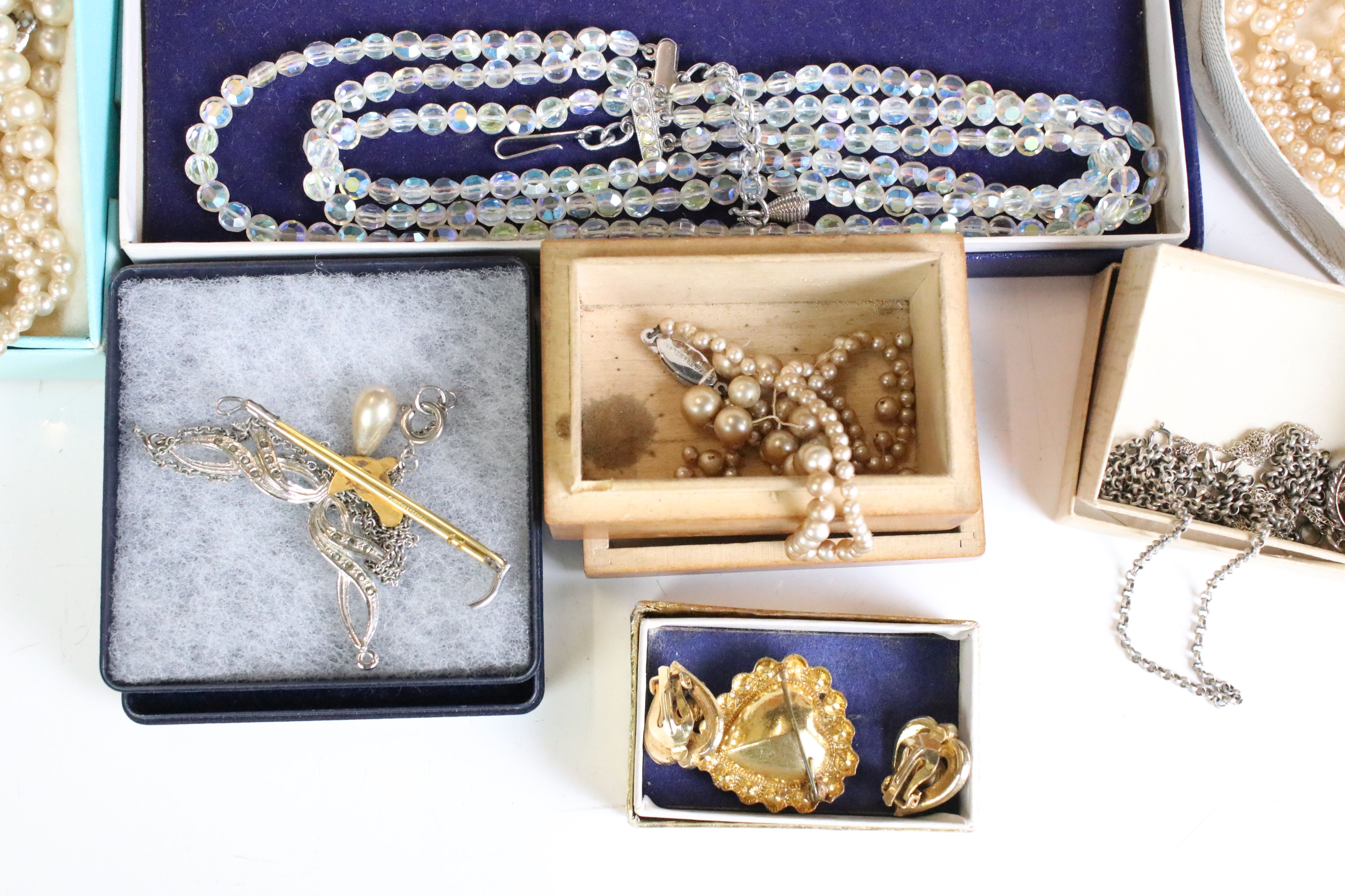 A collection of mainly vintage costume jewellery and watches to include silver examples. - Image 2 of 9