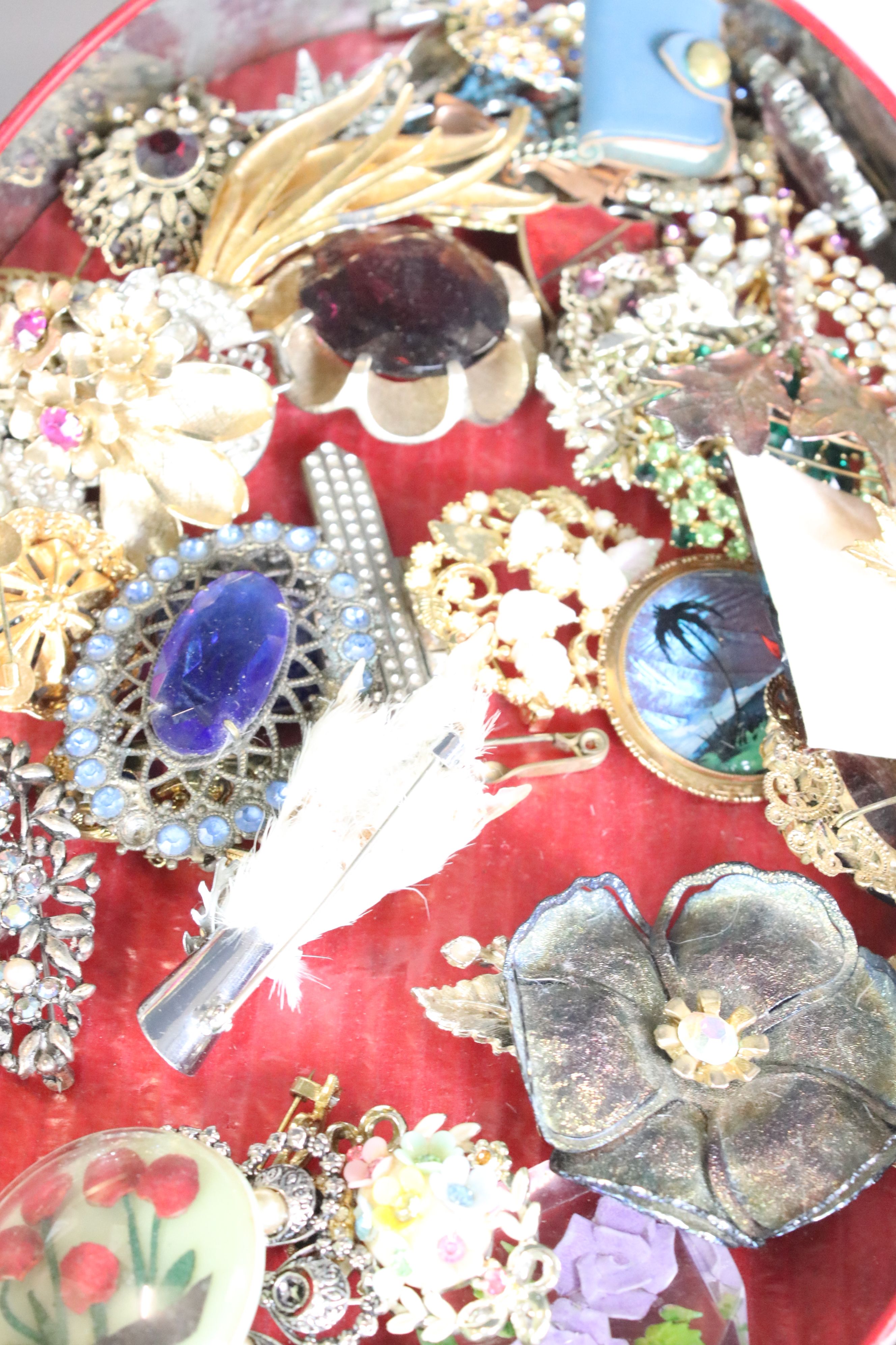 A collection of mainly vintage costume jewellery and watches to include silver examples. - Image 9 of 9