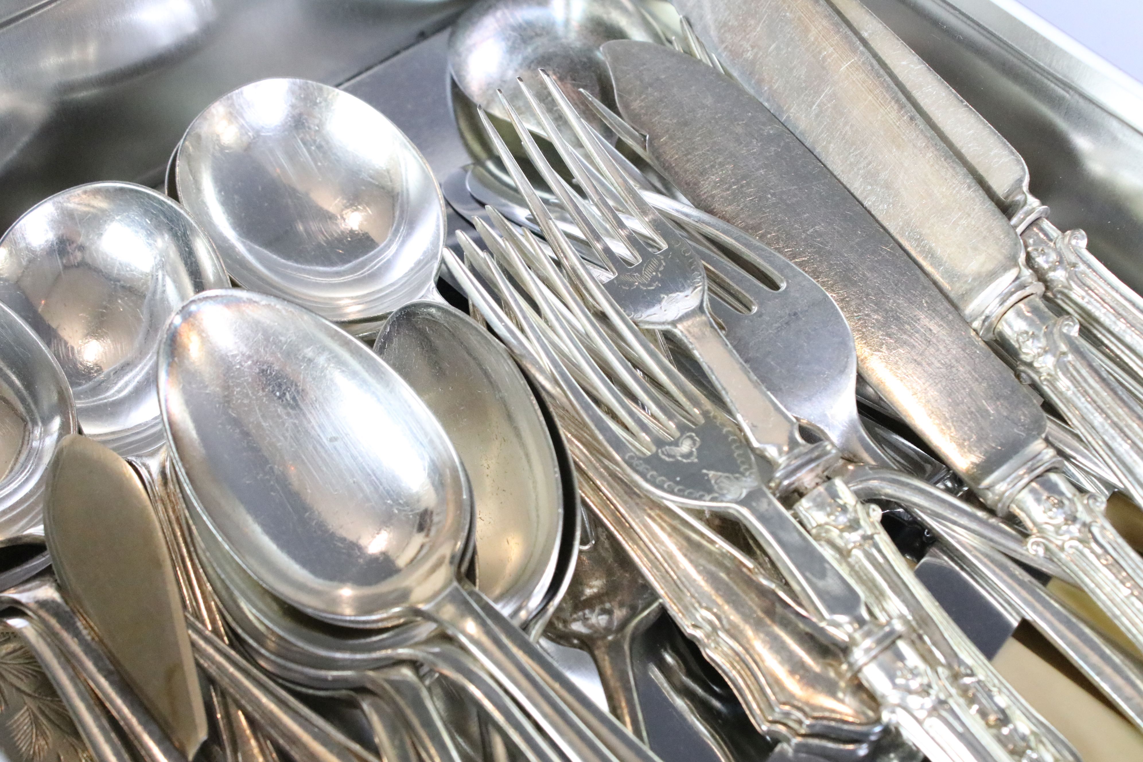 A small collection of silver plated flat ware / cutlery to include fish knives, forks and spoons. - Image 4 of 5