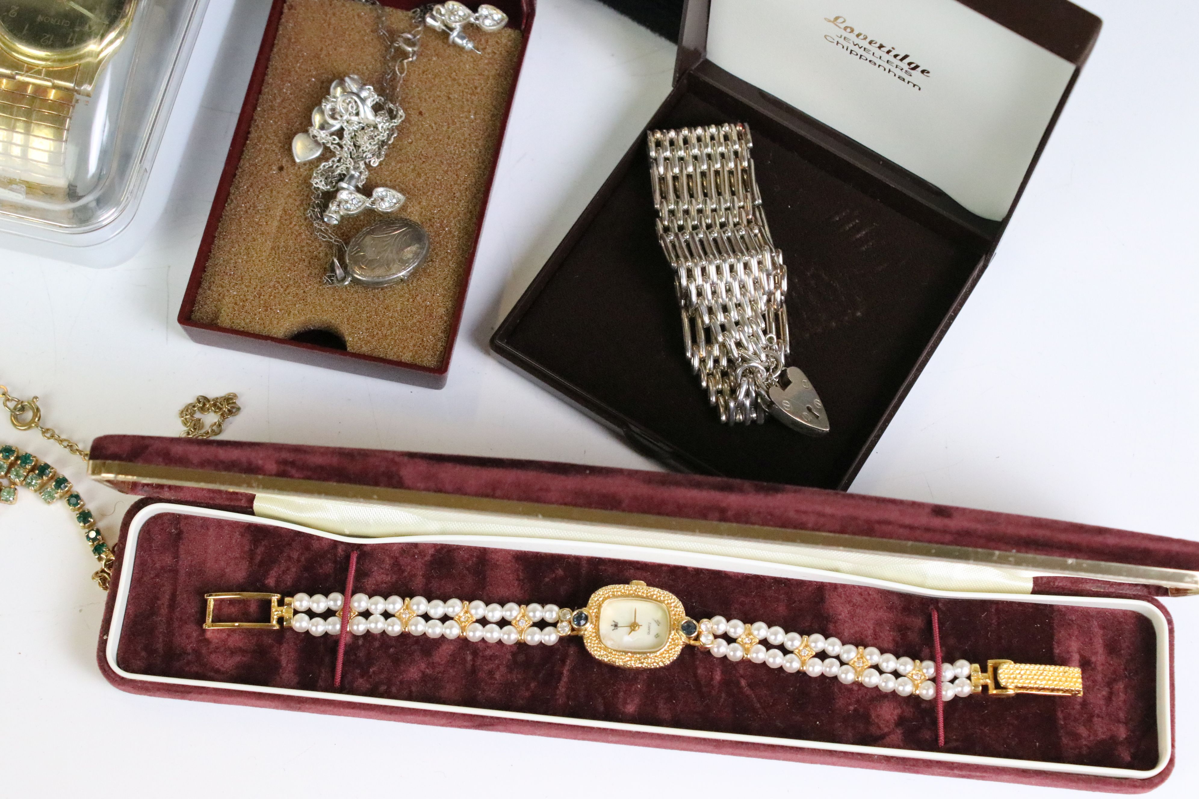 A collection of mainly vintage jewellery to include silver examples including a silver charm - Image 2 of 9