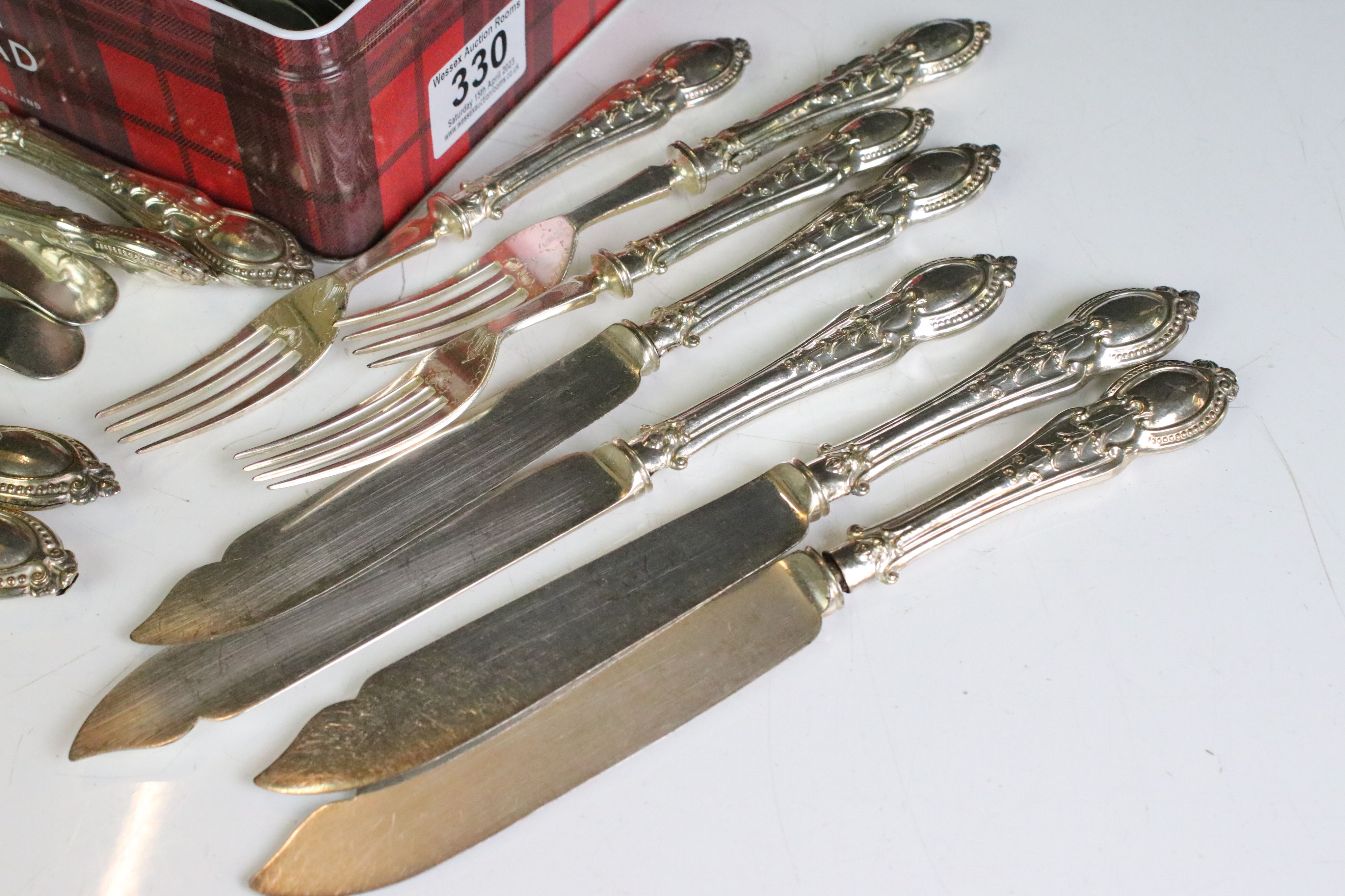 A small collection of silver plated flat ware / cutlery to include fish knives, forks and spoons. - Image 2 of 5