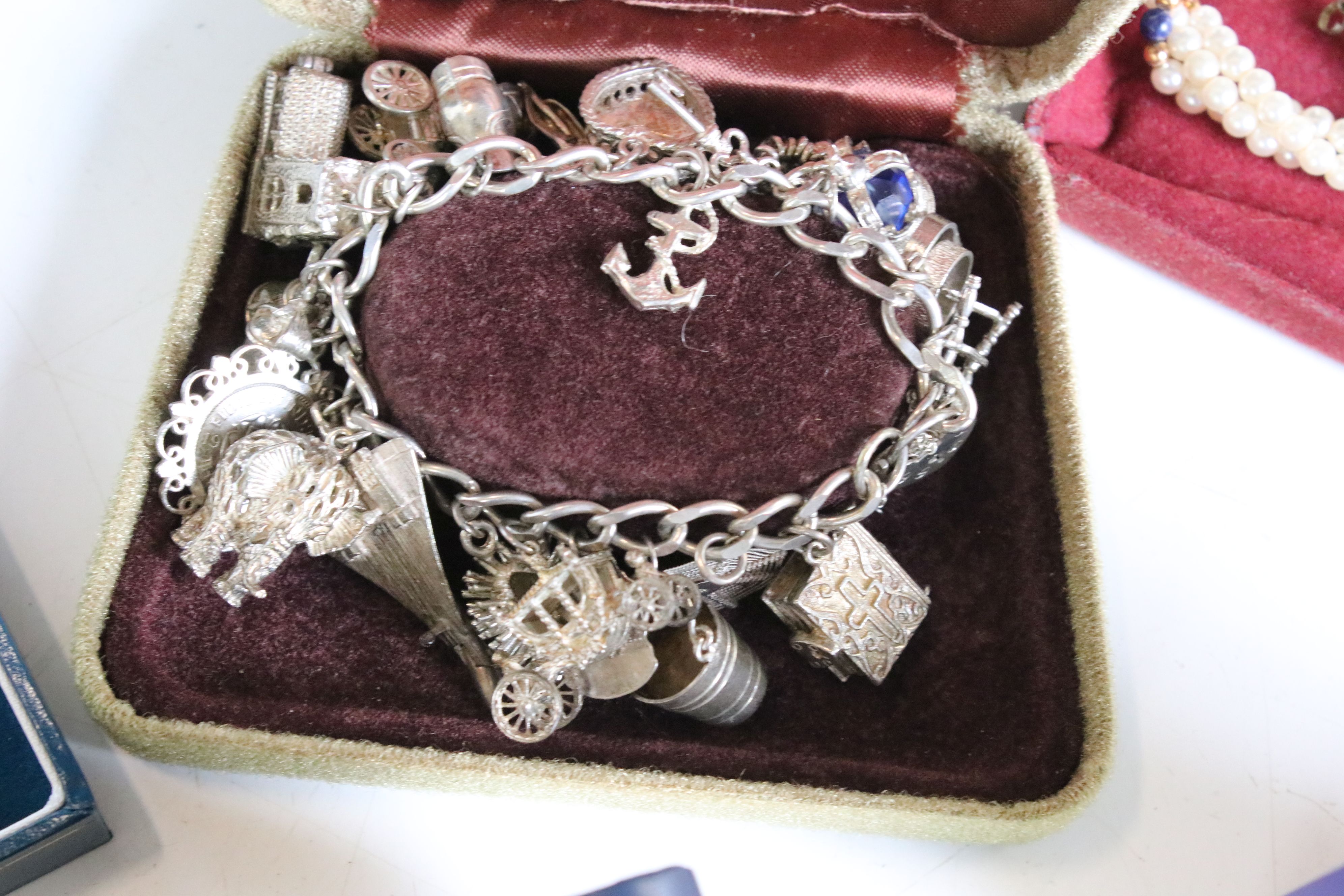 A collection of mainly vintage jewellery to include silver examples including a silver charm - Image 8 of 9